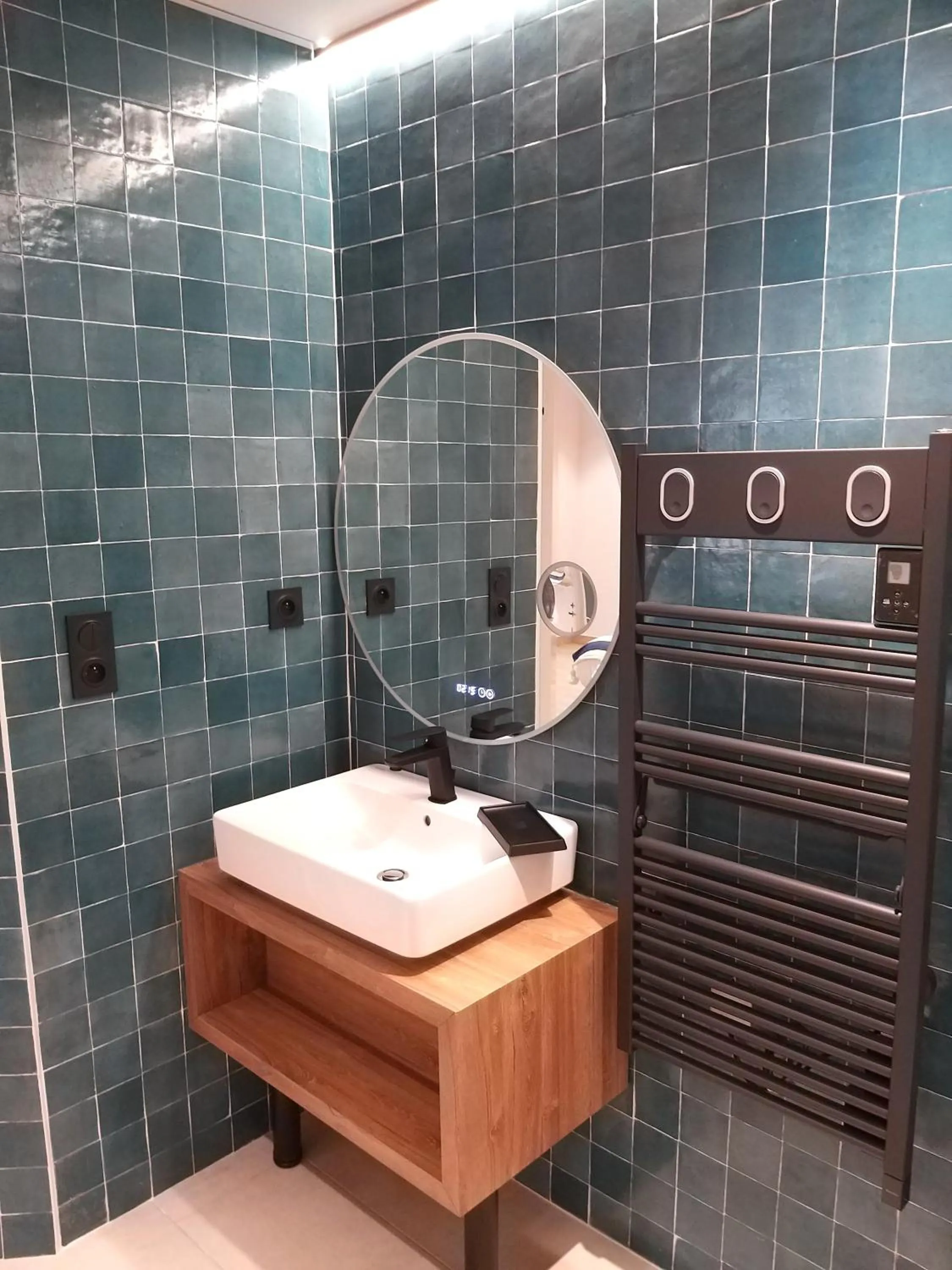 Shower in Intense Boutik-Hôtel