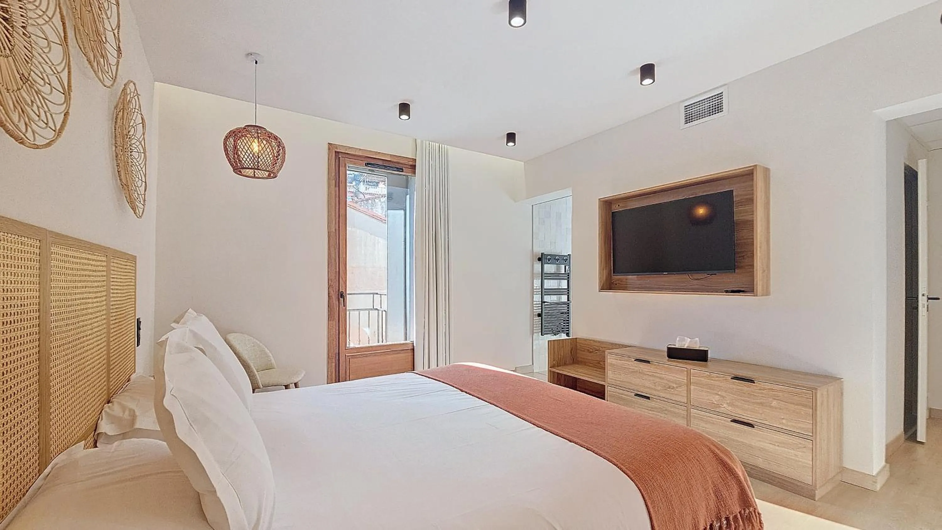 Photo of the whole room, Bed in Intense Boutik-Hôtel