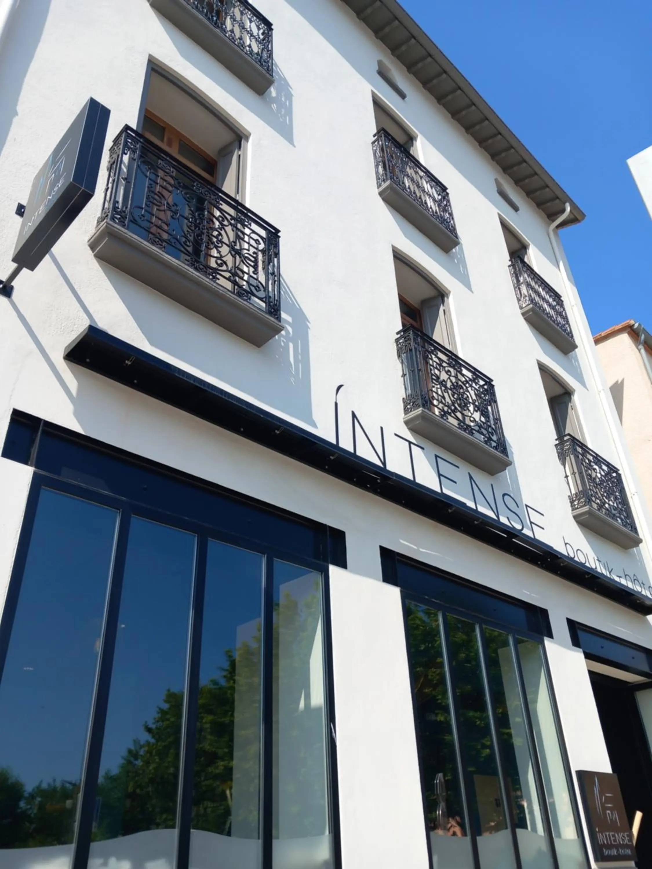 Property building in Intense Boutik-Hôtel