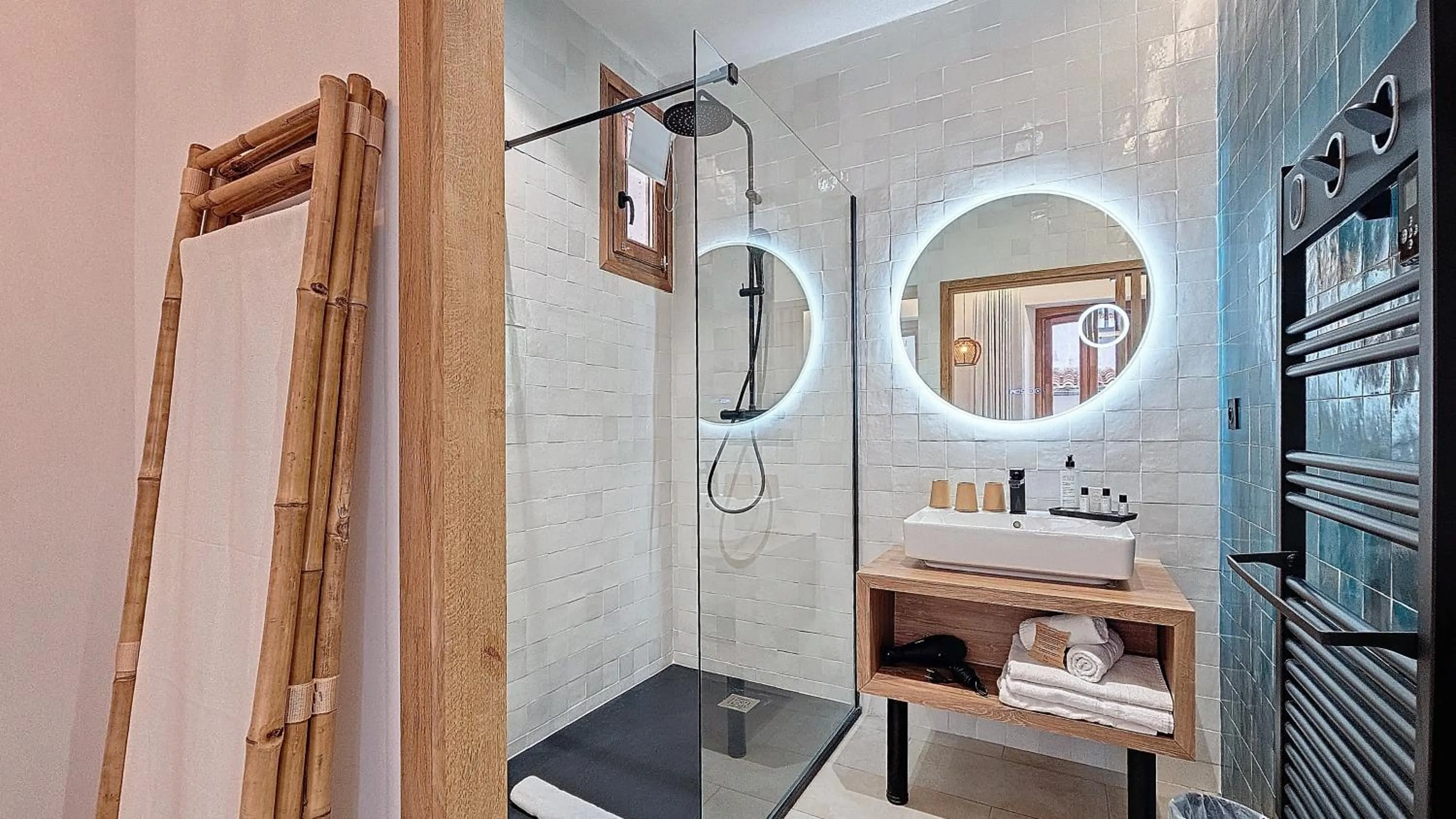 Shower in Intense Boutik-Hôtel