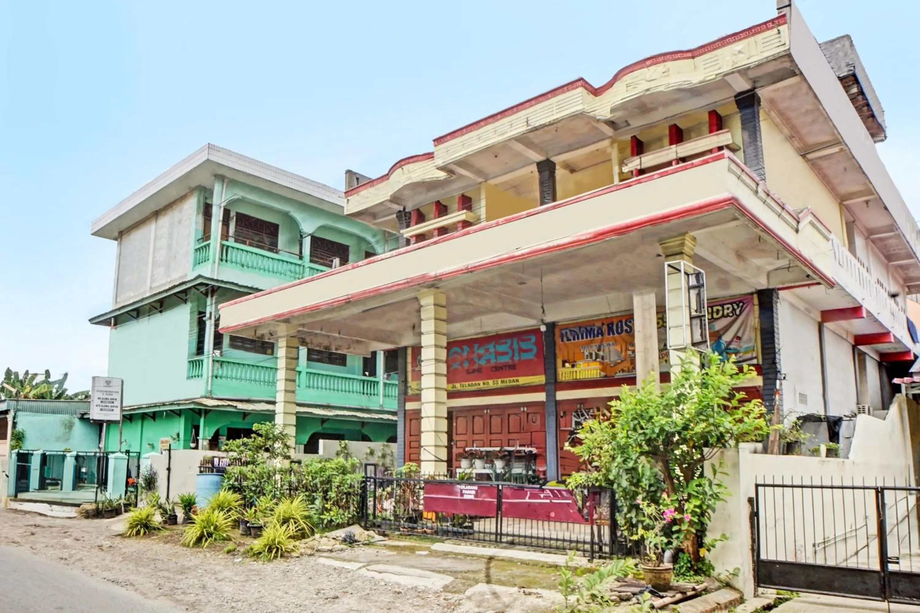Facade/entrance in Hotel O Onasis Syariah Inn