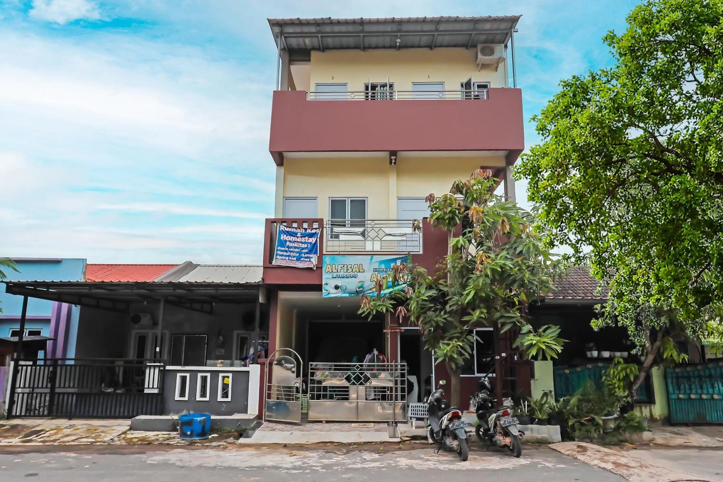 Facade/entrance in OYO 91974 Alfisal Syariah