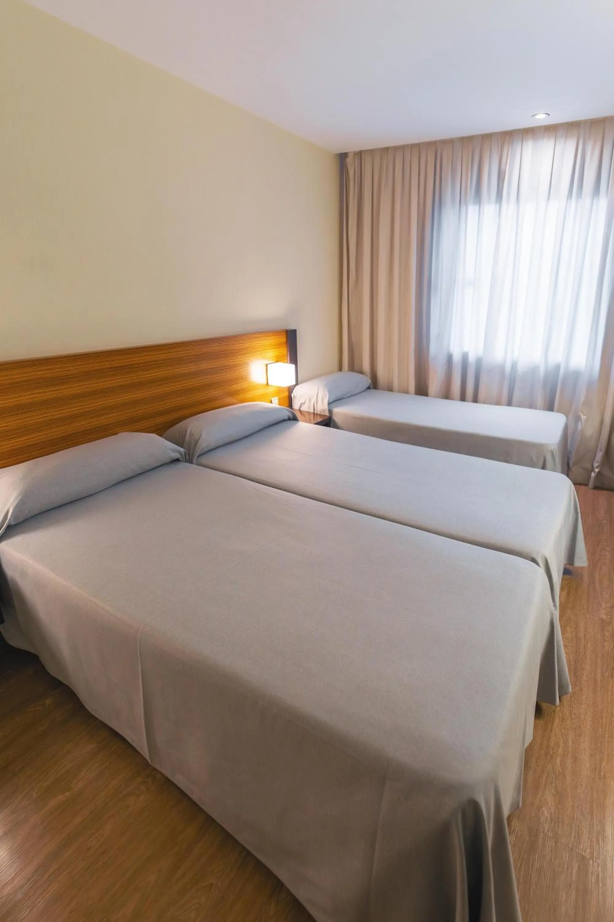 Photo of the whole room, Bed in Port Elche