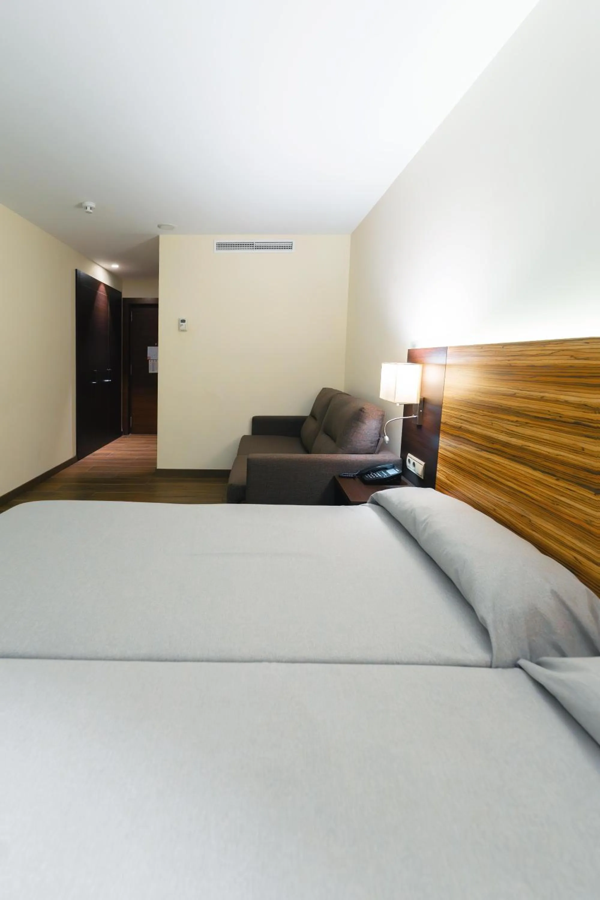 Photo of the whole room, Bed in Port Elche