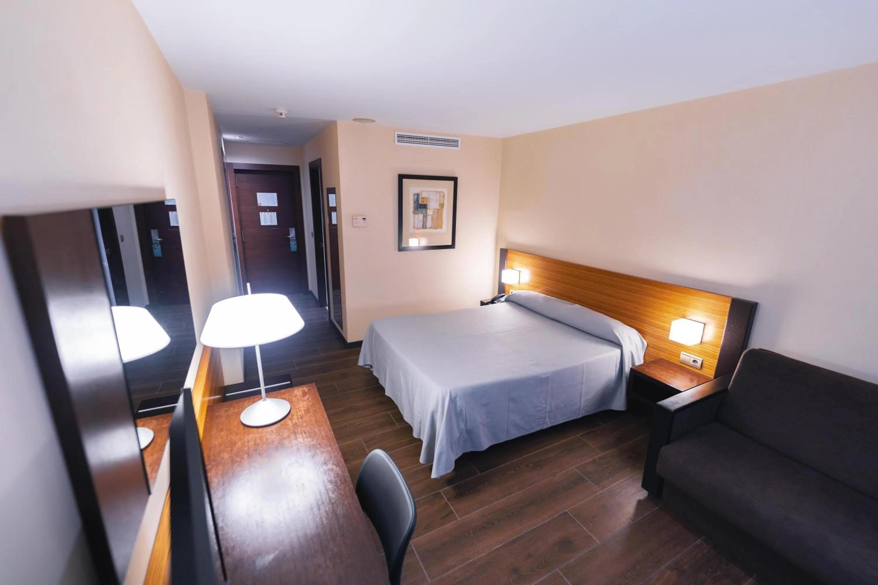 Photo of the whole room, Bed in Port Elche