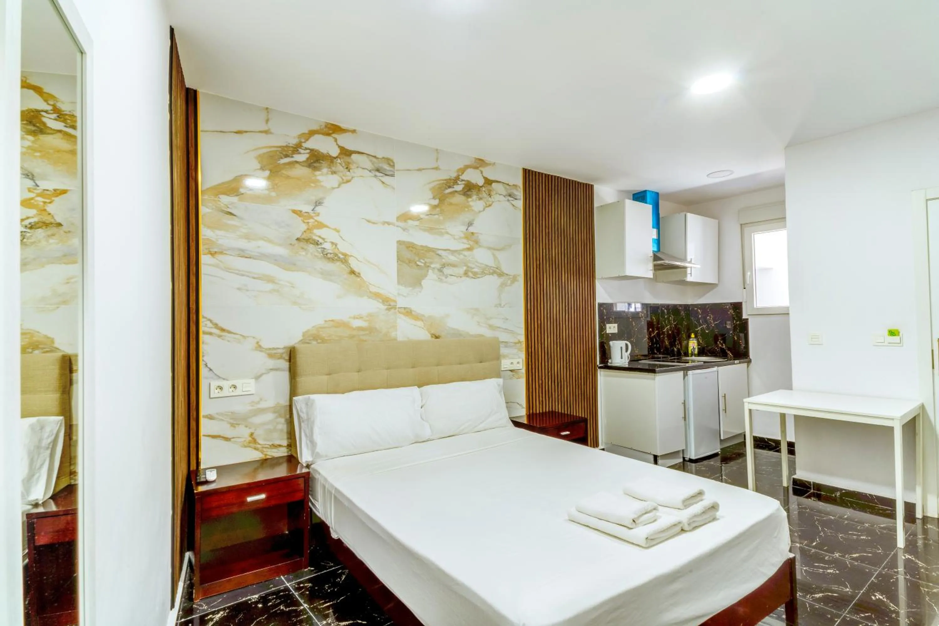 Photo of the whole room, Bed in SL Marbella