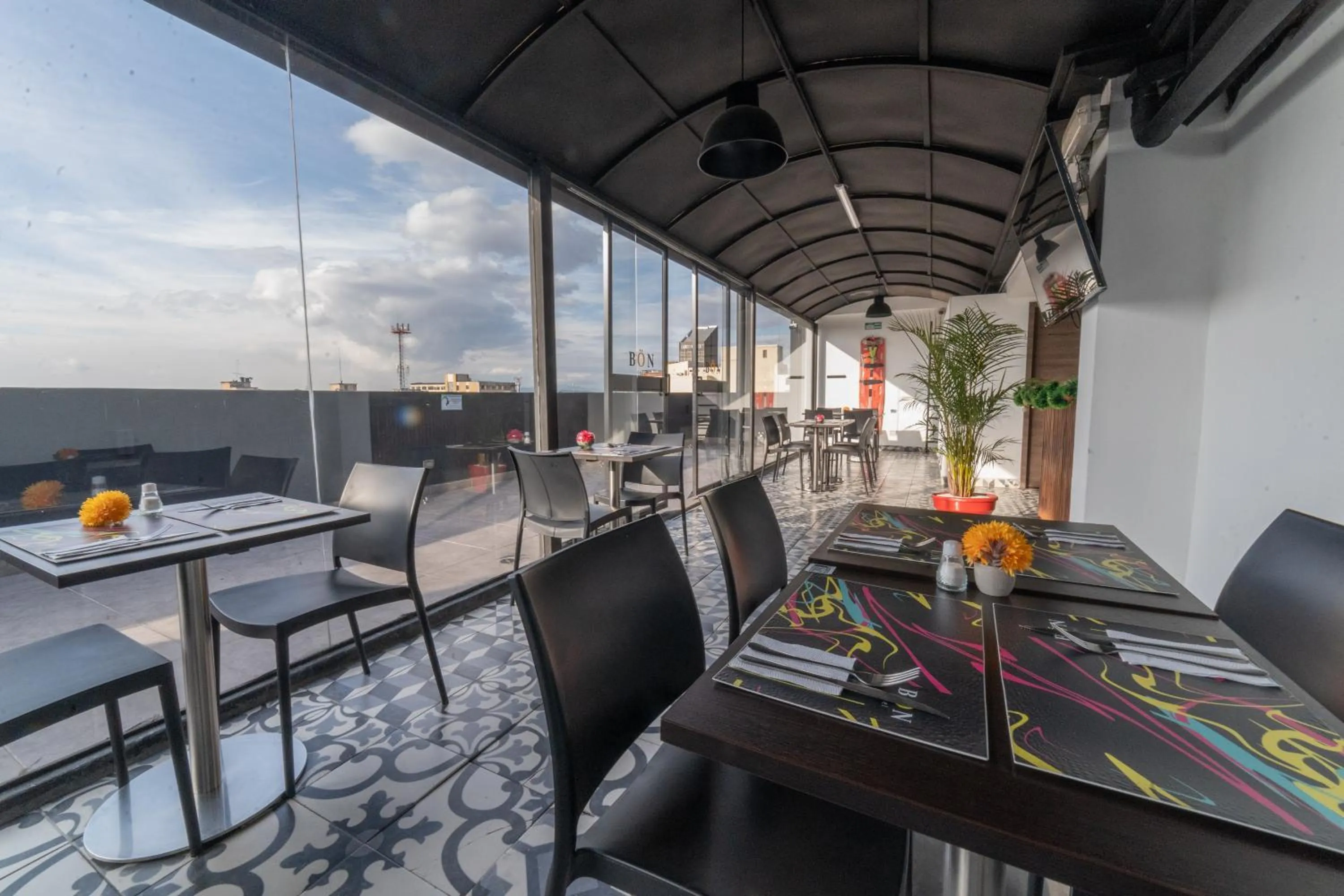 Restaurant/places to eat in Bon 17 Hotel By SHG