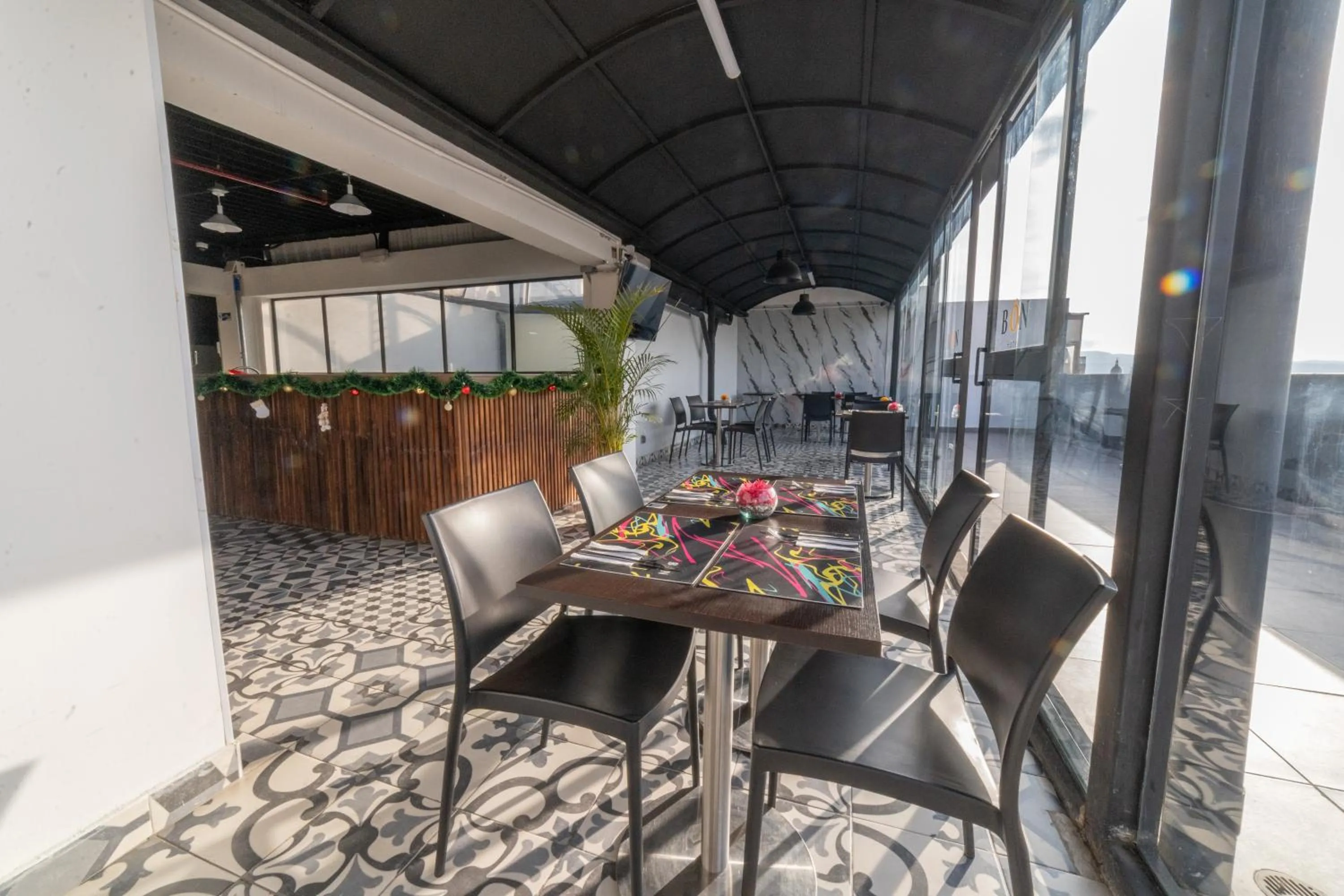 Restaurant/places to eat in Bon 17 Hotel By SHG