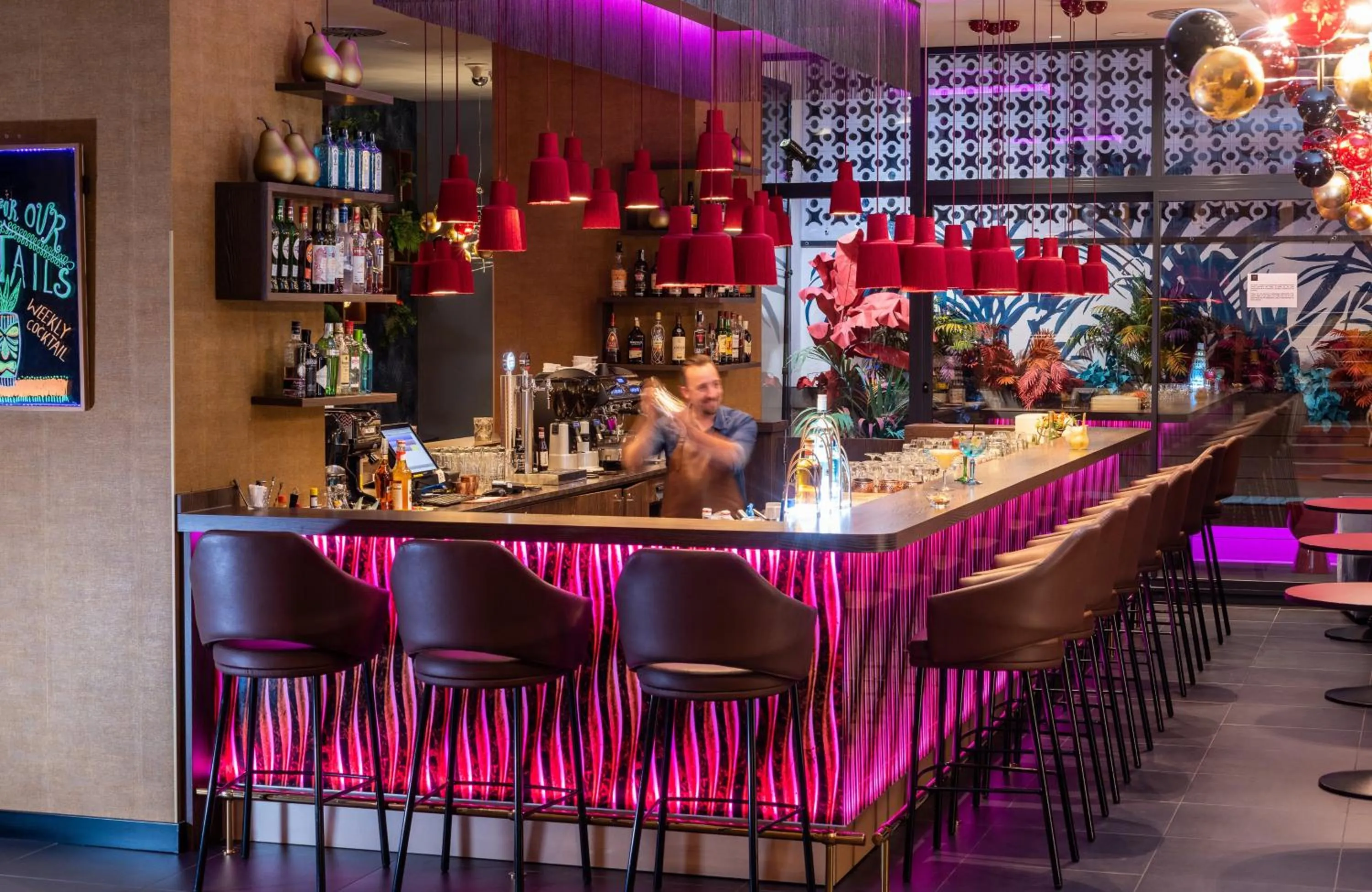 Lounge or bar in NYX Hotel Madrid by Leonardo Hotels