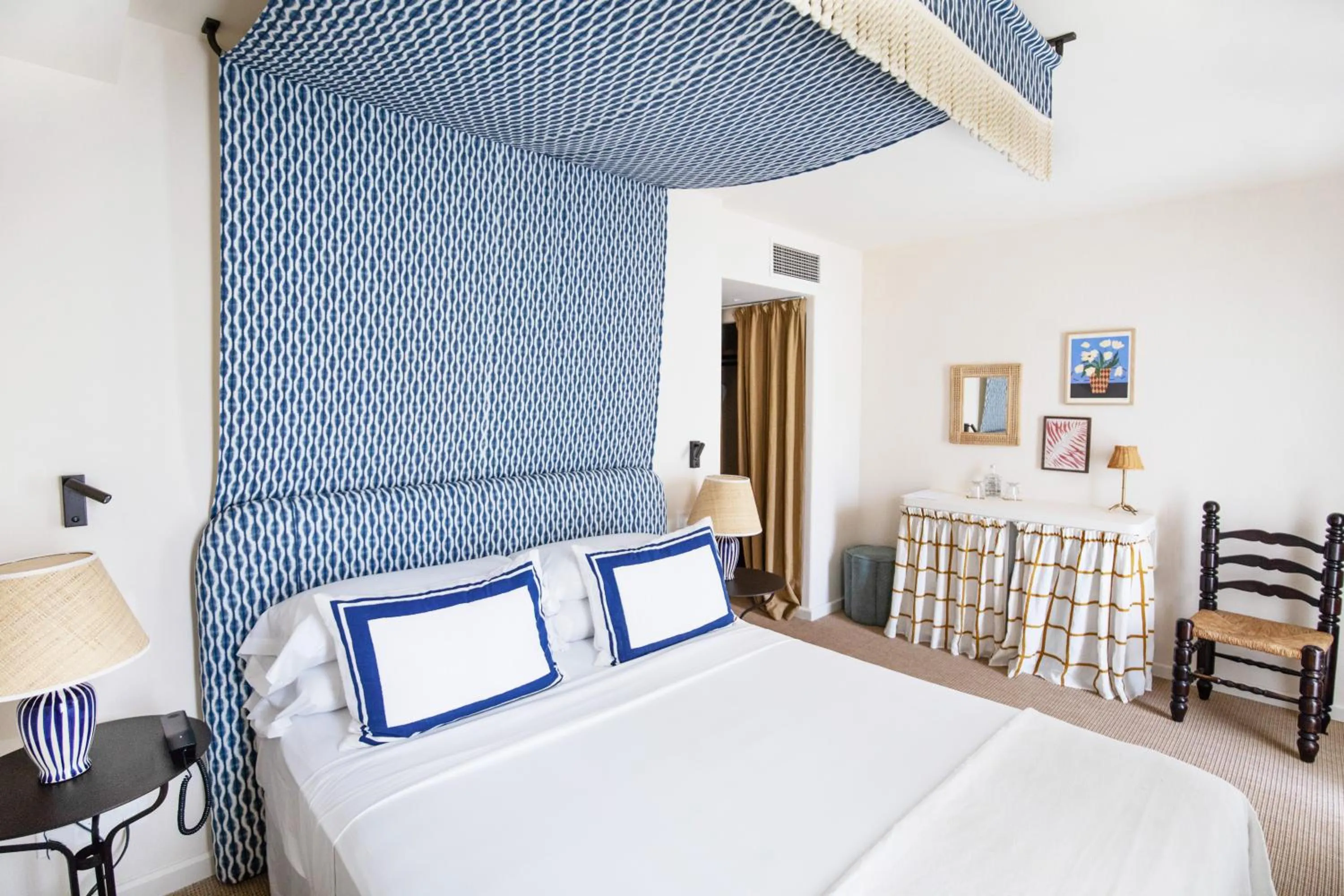 Bedroom, Bed in Hotel Isabella's Llafranc