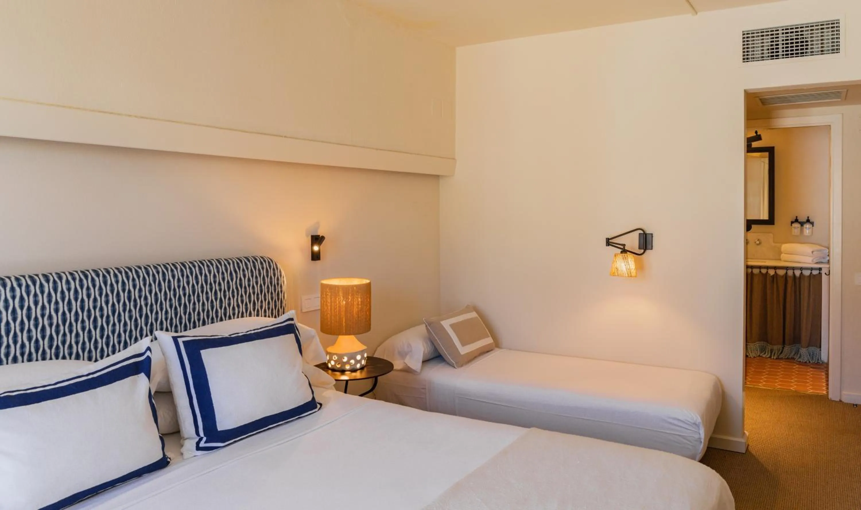 Staff, Bed in Hotel Isabella's Llafranc