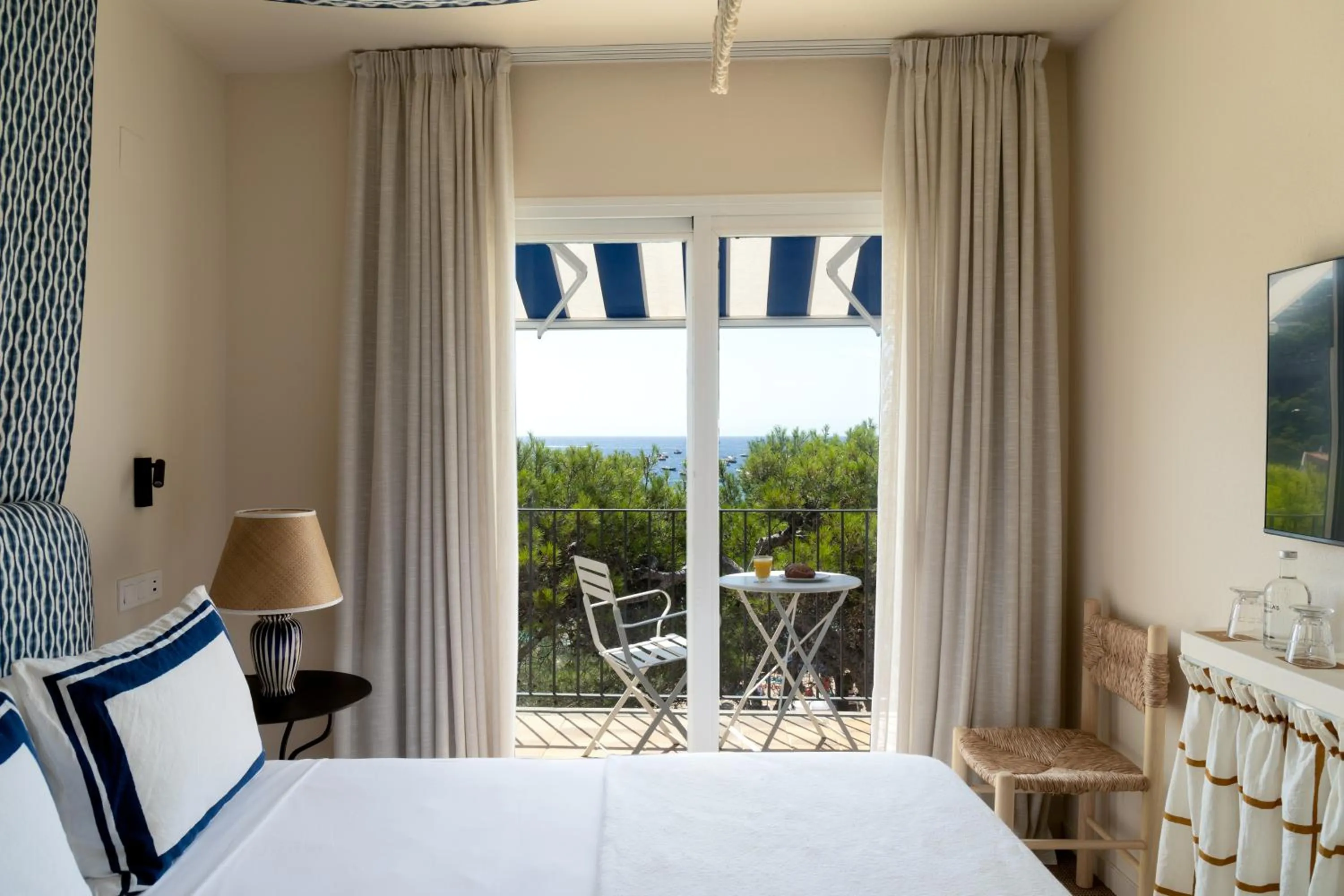 Bedroom, Bed in Hotel Isabella's Llafranc