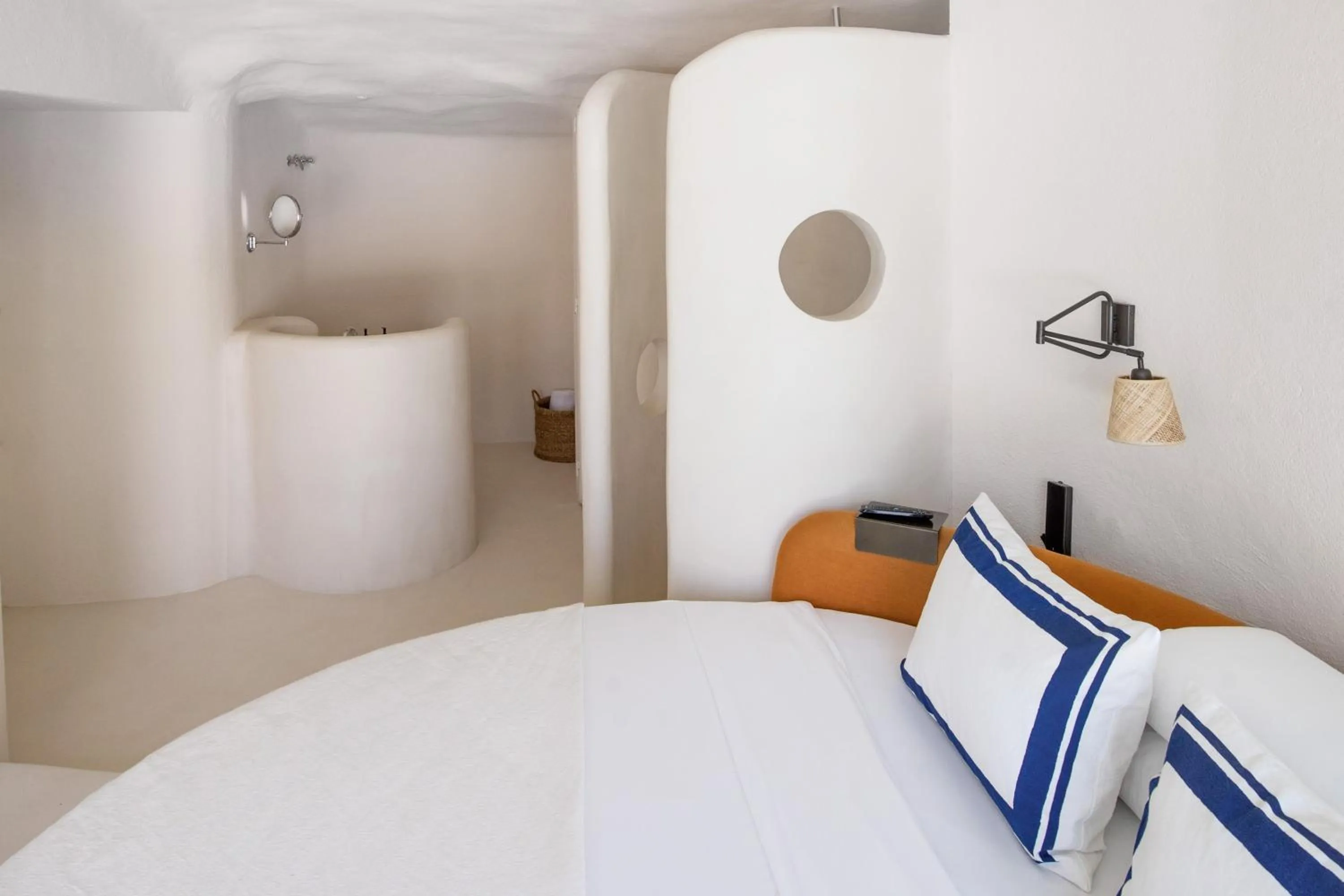 Bathroom, Bed in Hotel Isabella's Llafranc