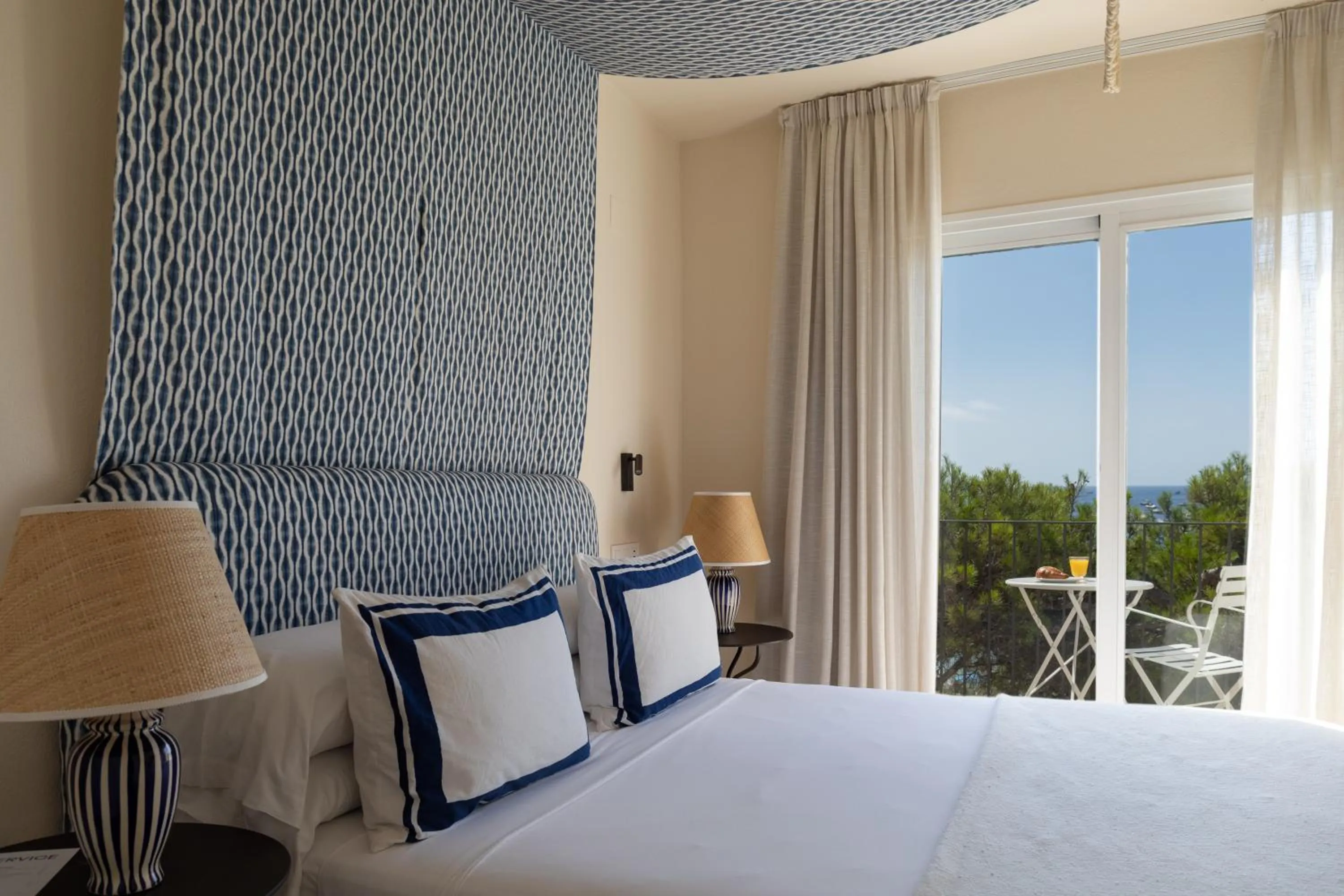 Bedroom, Bed in Hotel Isabella's Llafranc