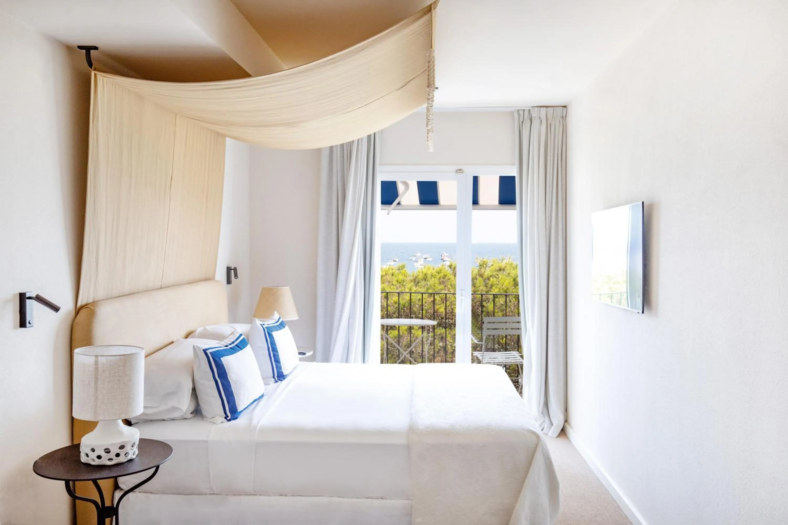 Bedroom, Bed in Hotel Isabella's Llafranc