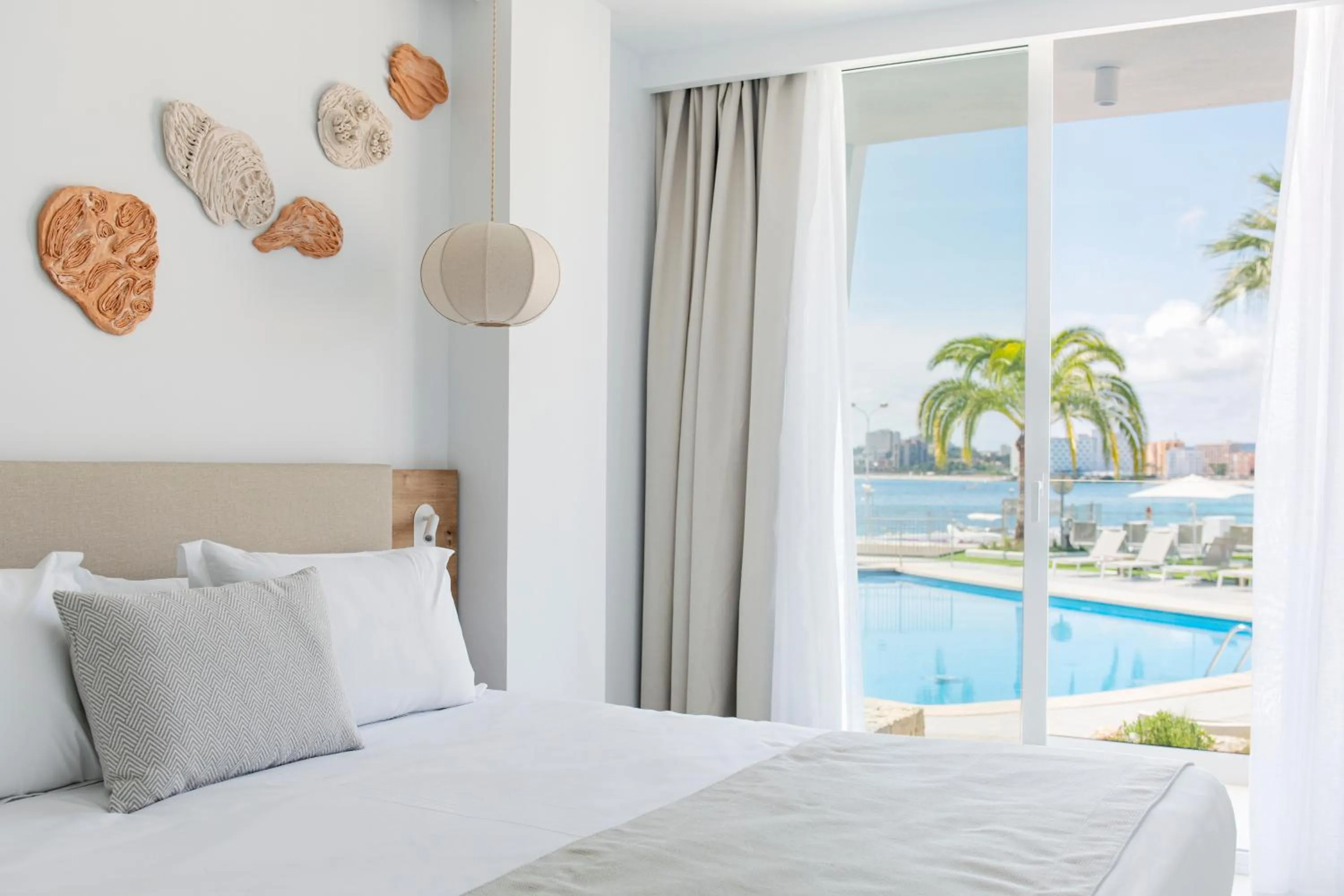 Photo of the whole room, Bed in Suites ROC Portonova