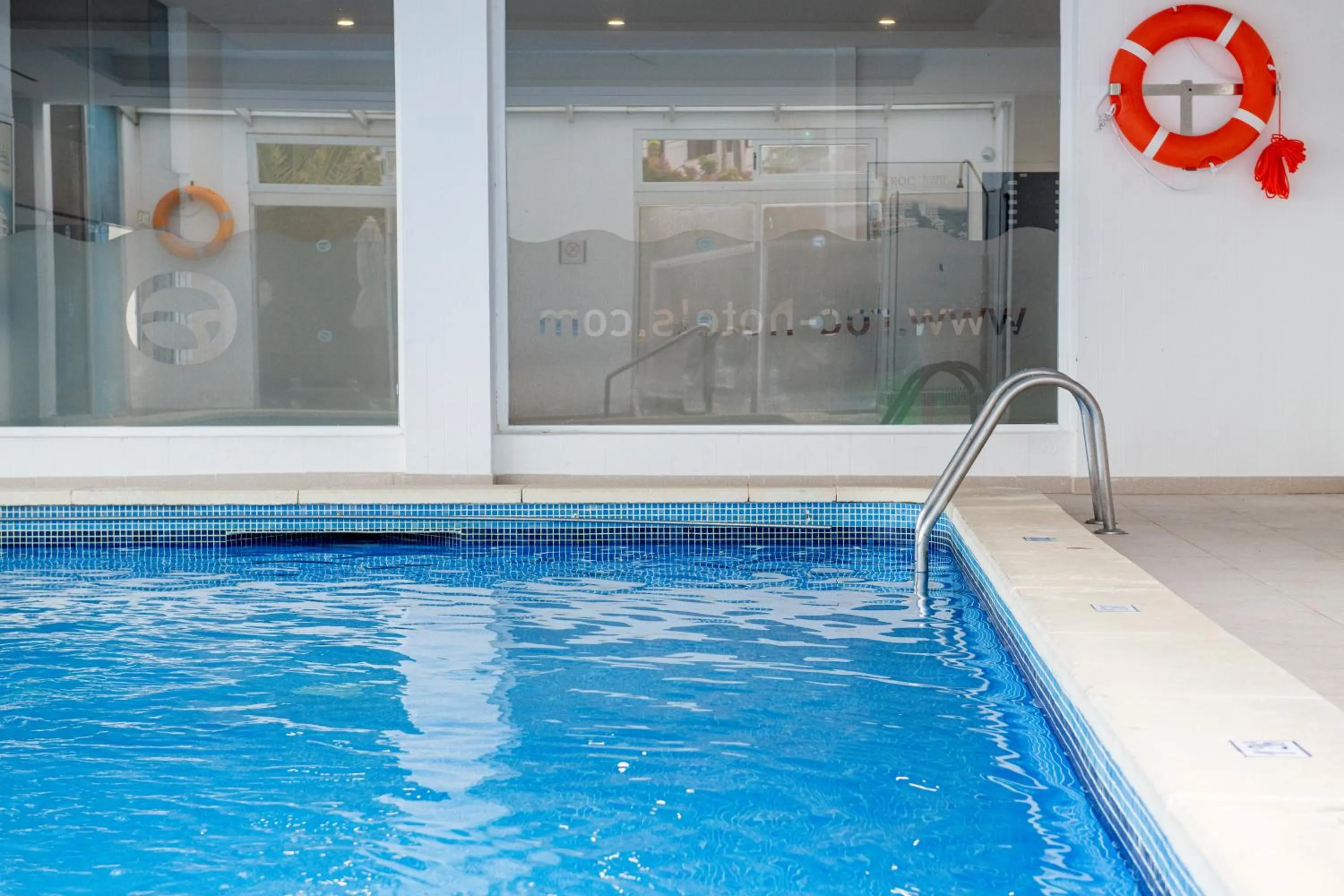 Swimming pool in Roc Portonova Apartaments