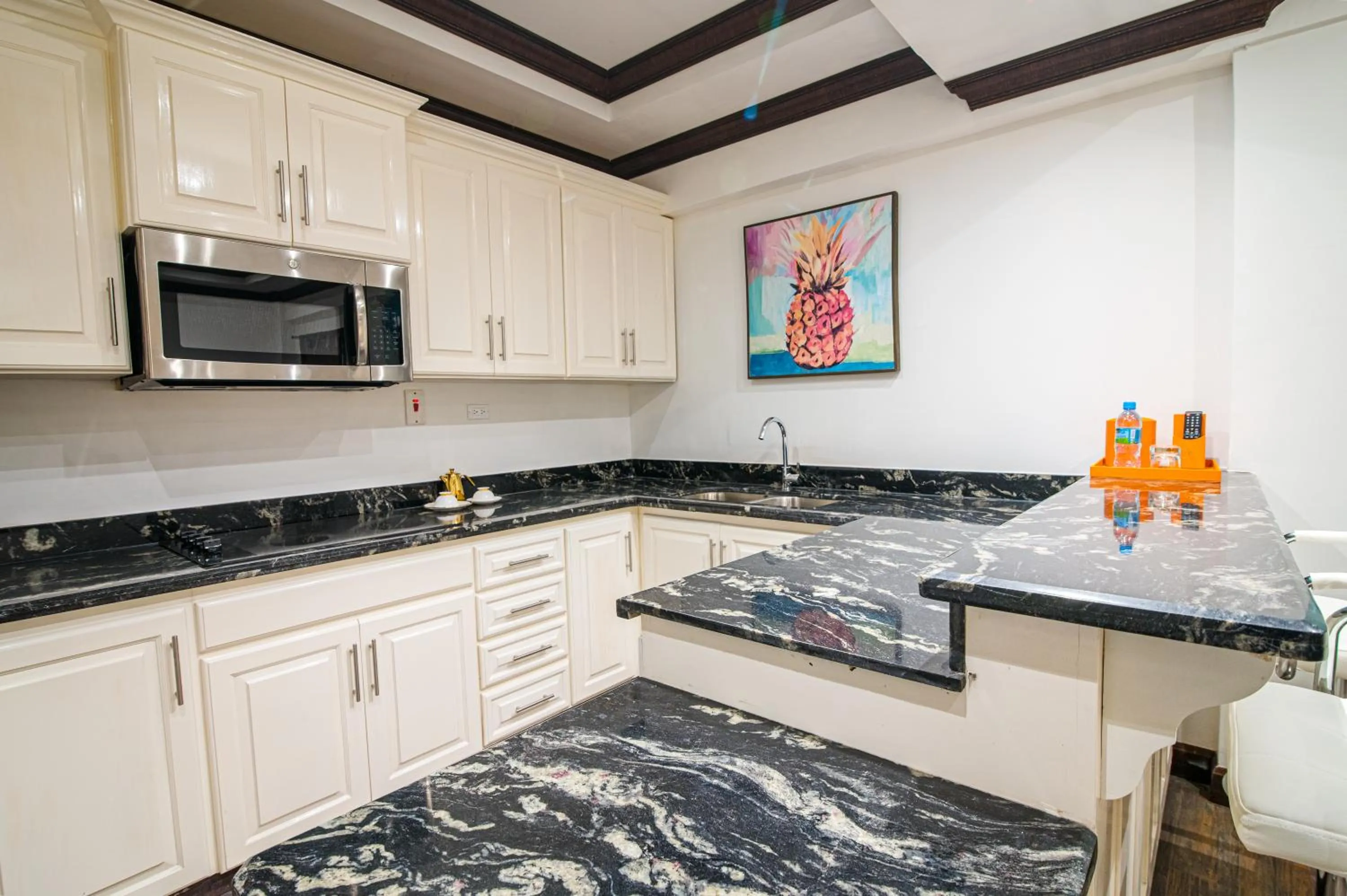 Kitchen or kitchenette in Sago Palm Hotel