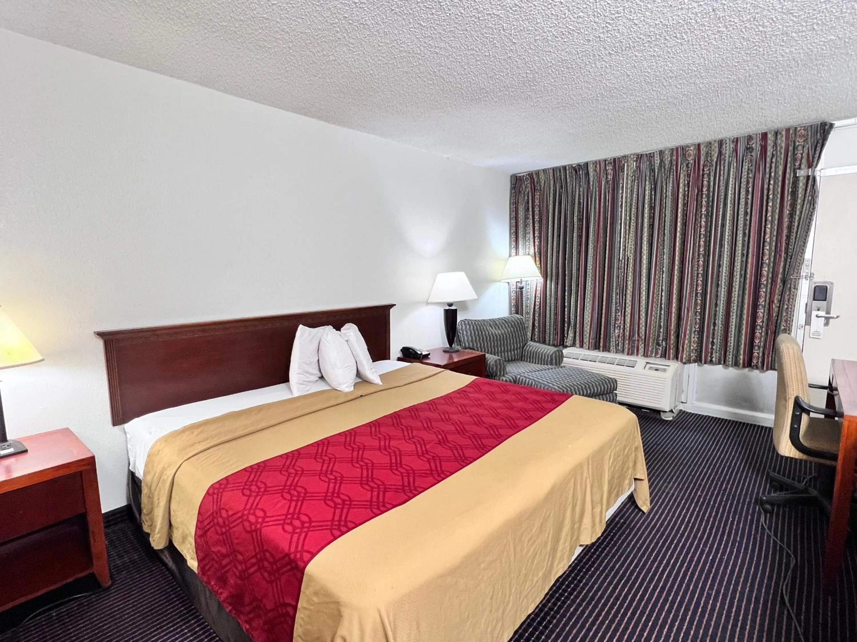 Bed in Heritage Inn & Suites by Capital O Baton Rouge I 10