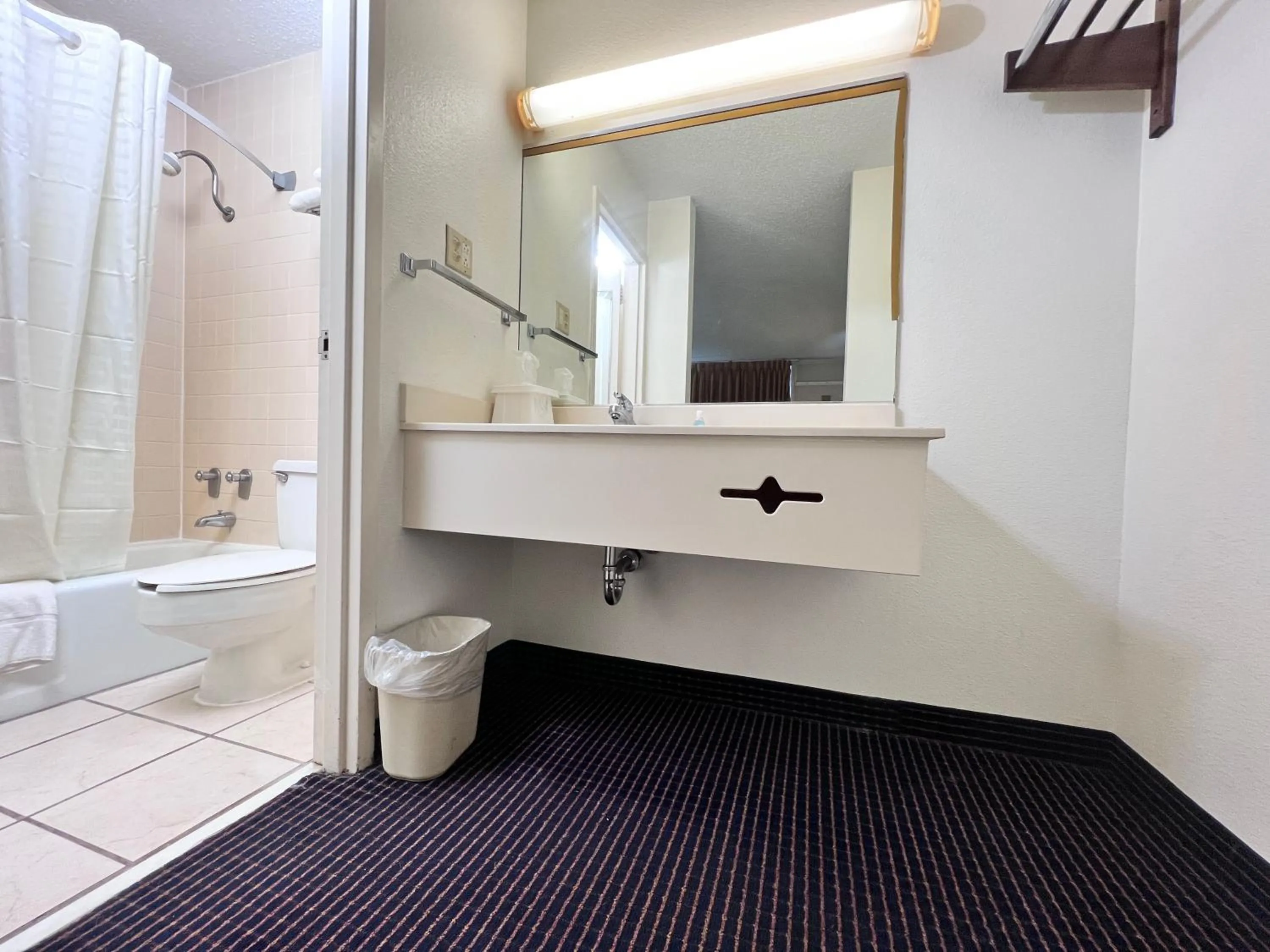 Bathroom in Heritage Inn & Suites by Capital O Baton Rouge I 10