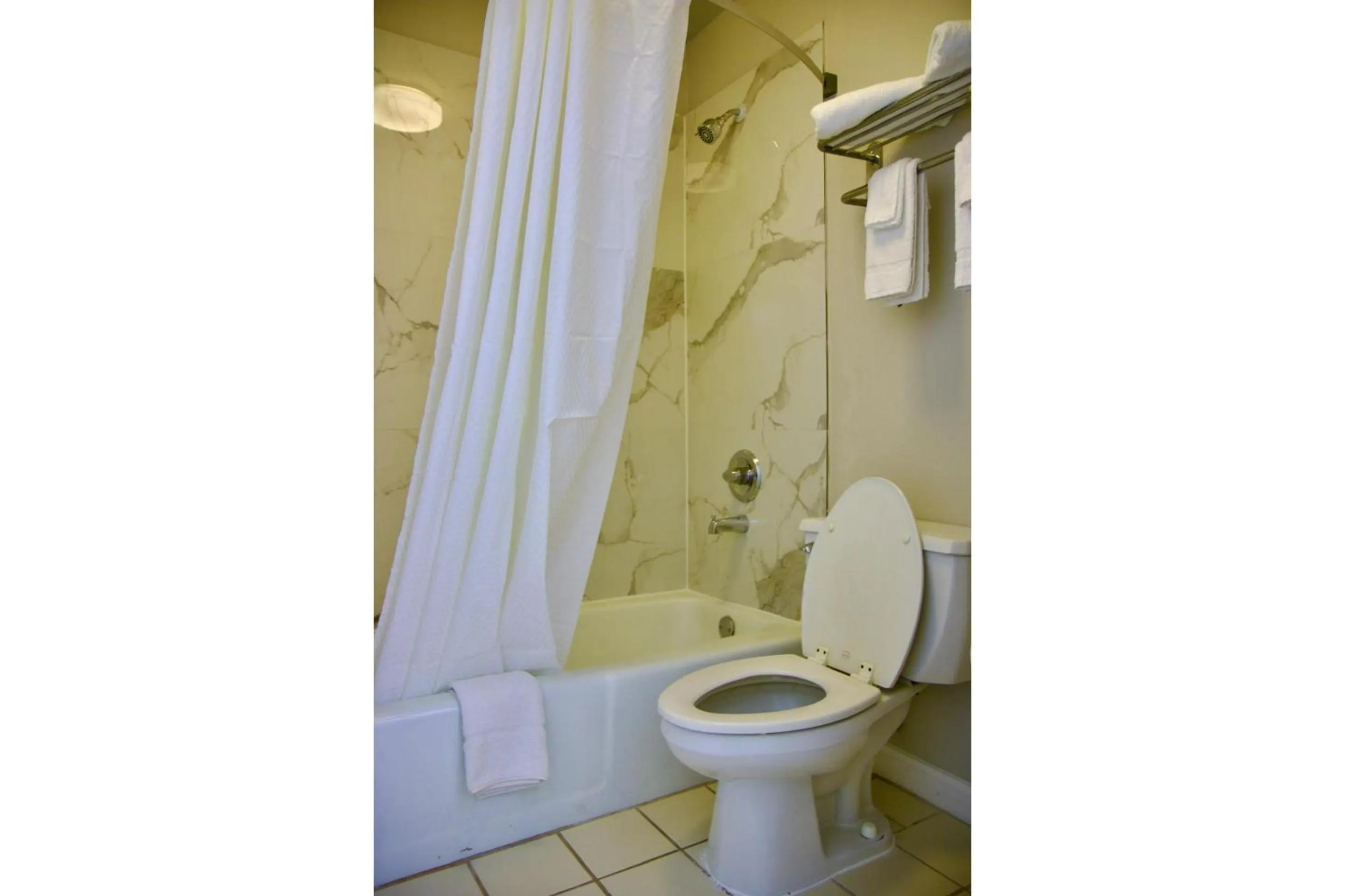 Bathroom in Heritage Inn & Suites by Capital O Baton Rouge I 10