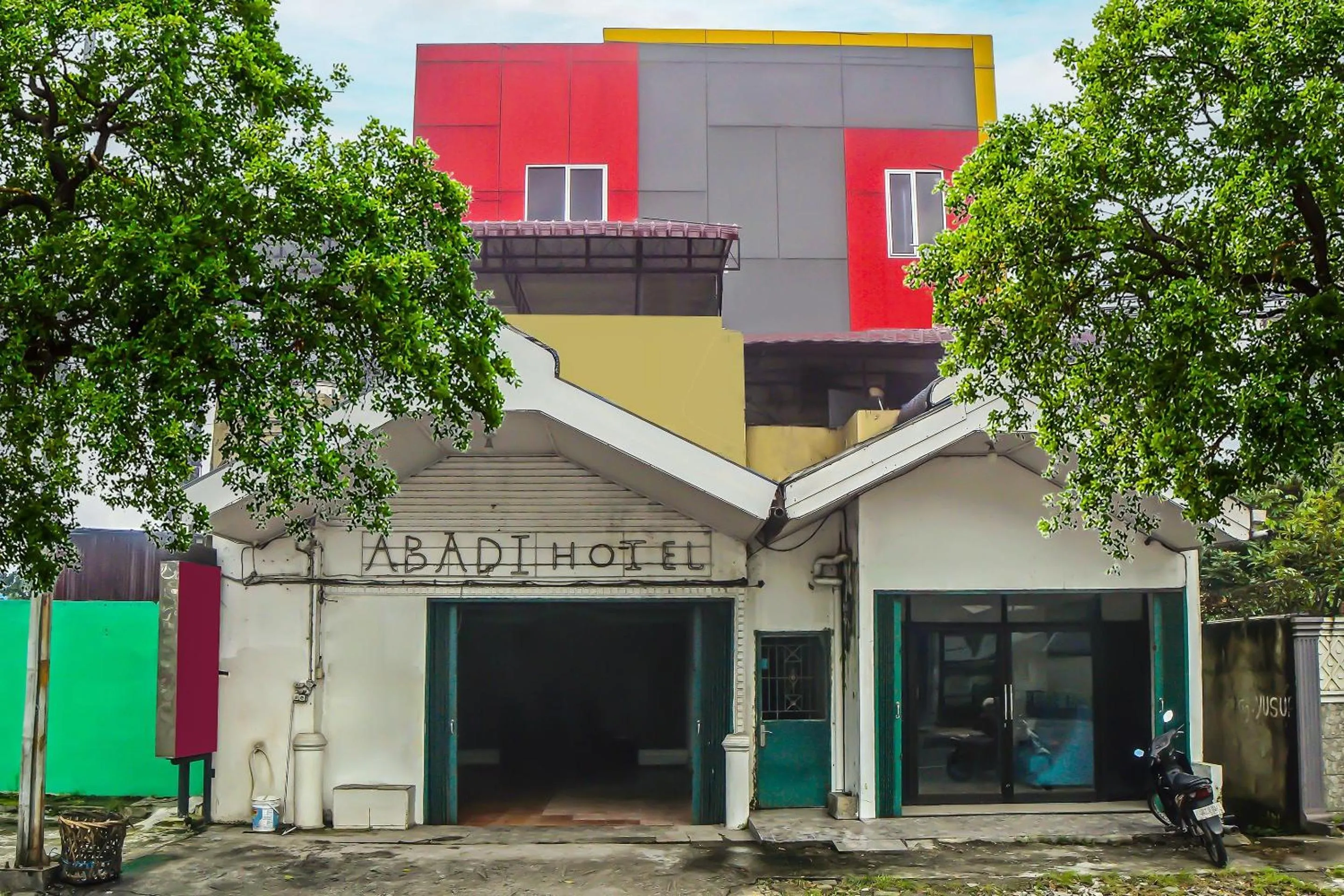 Facade/entrance in Hotel O Abadi Hotel