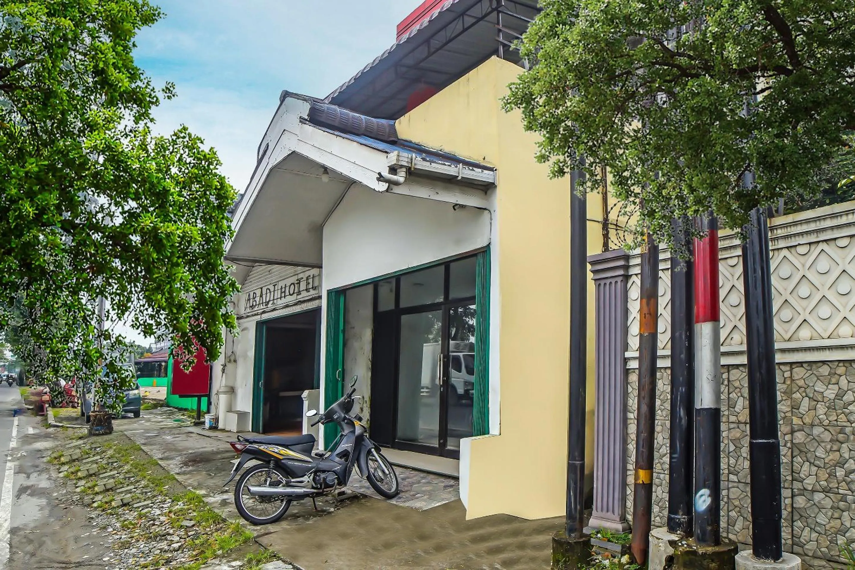Facade/entrance in Hotel O Abadi Hotel
