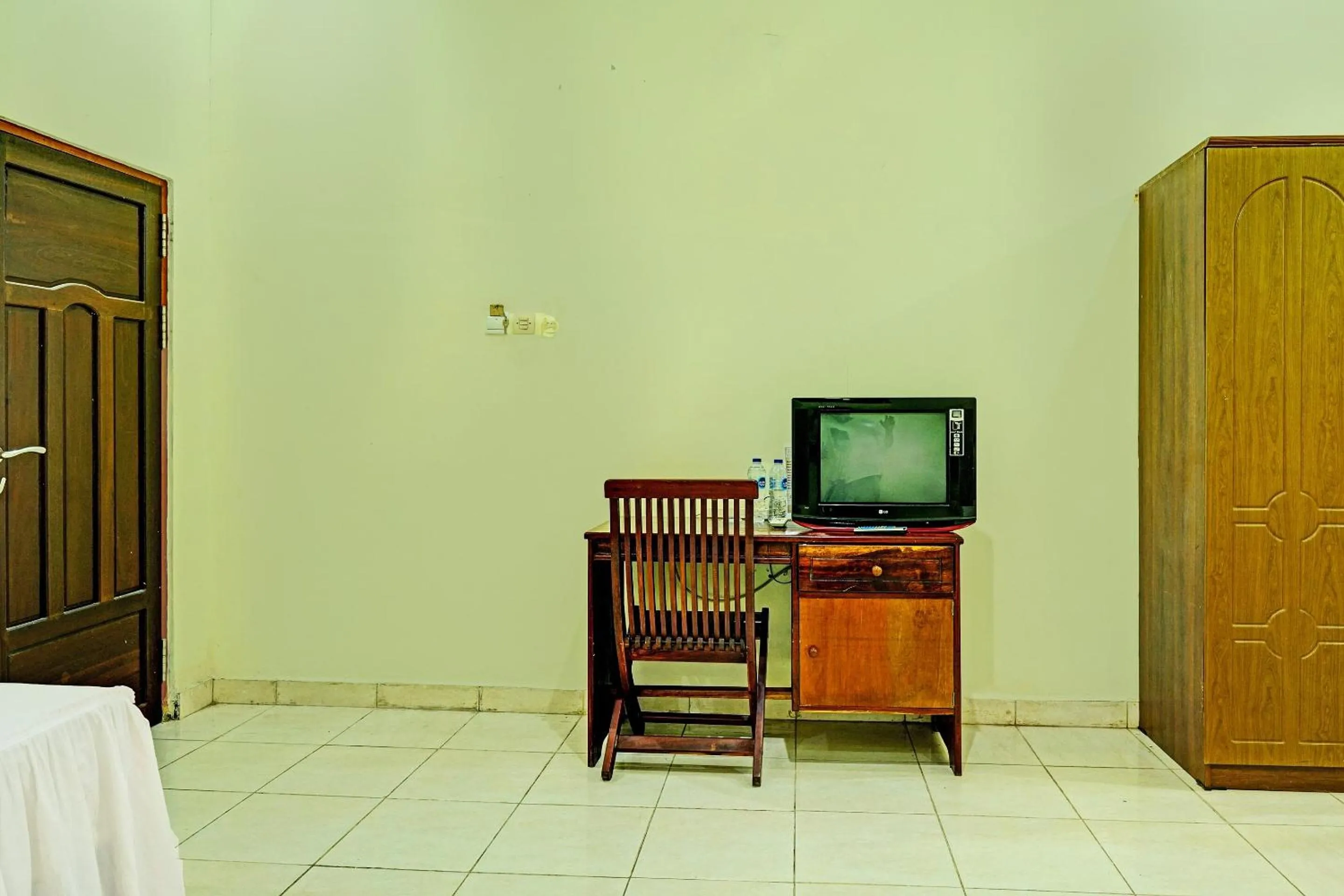 Bedroom in OYO 91973 Green Hotel Near Polsek Sabangau