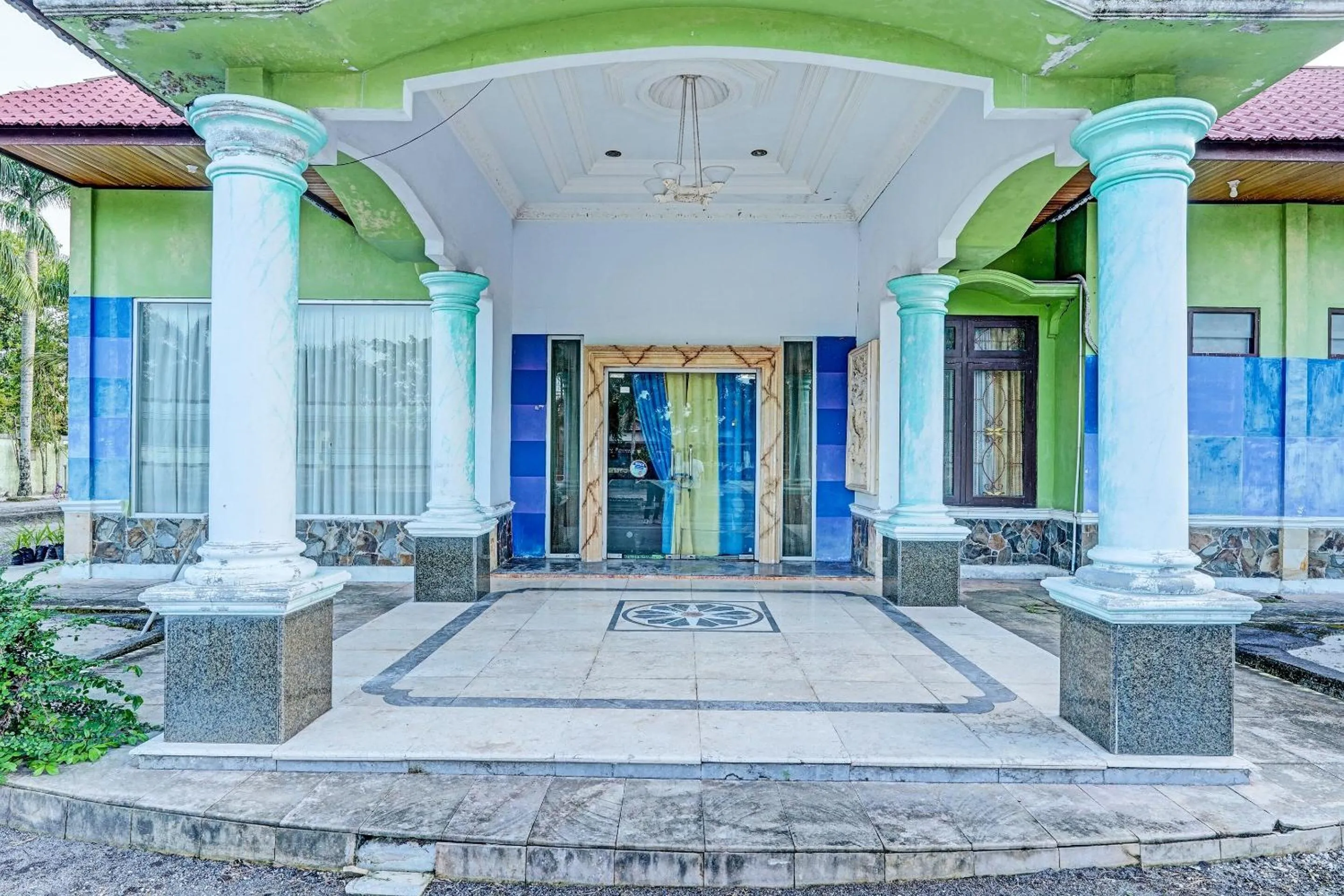 Facade/entrance in OYO 91973 Green Hotel Near Polsek Sabangau