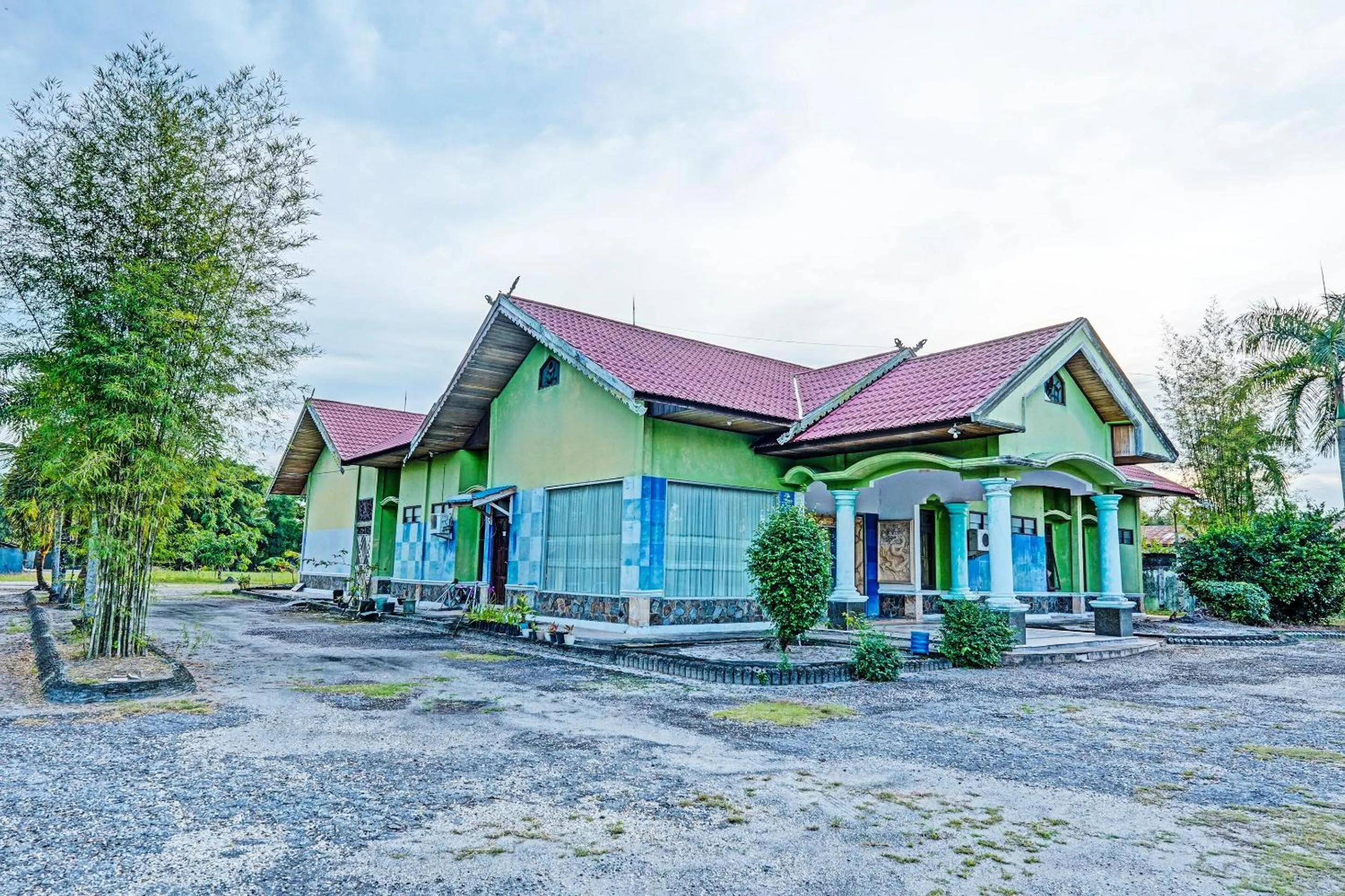 Facade/entrance in OYO 91973 Green Hotel Near Polsek Sabangau