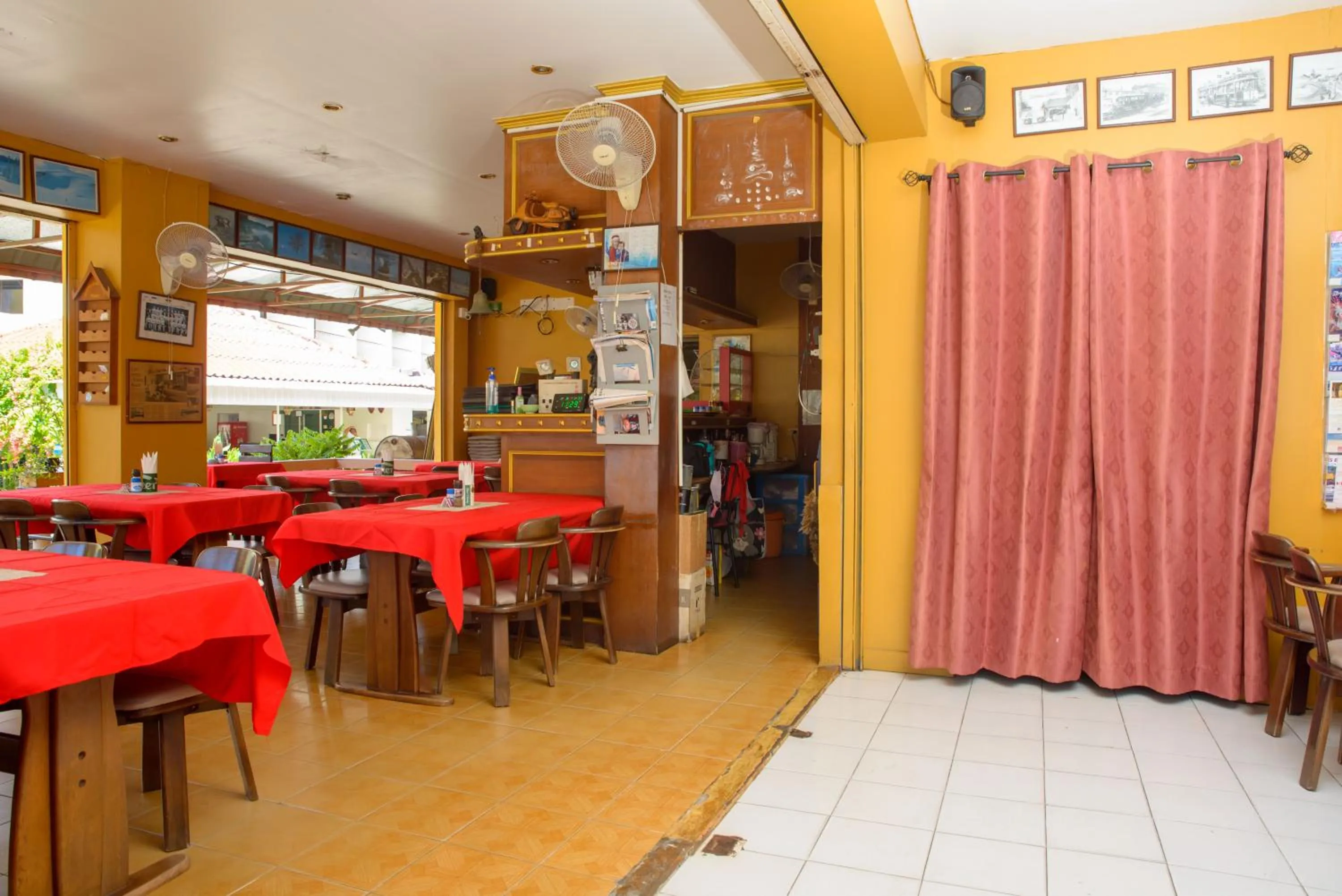 Restaurant/places to eat in 2 Vikings Guesthouse