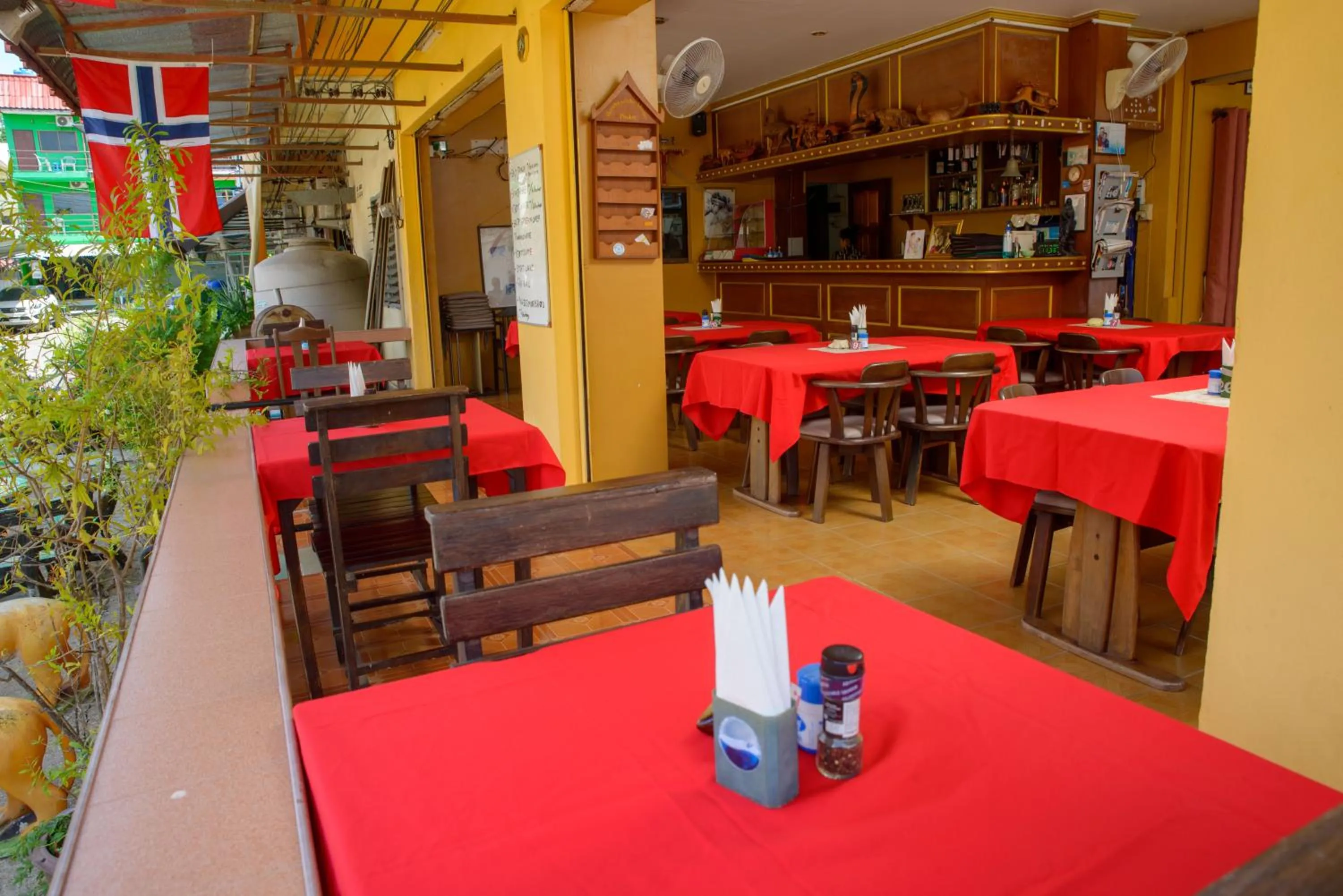 Restaurant/places to eat in 2 Vikings Guesthouse