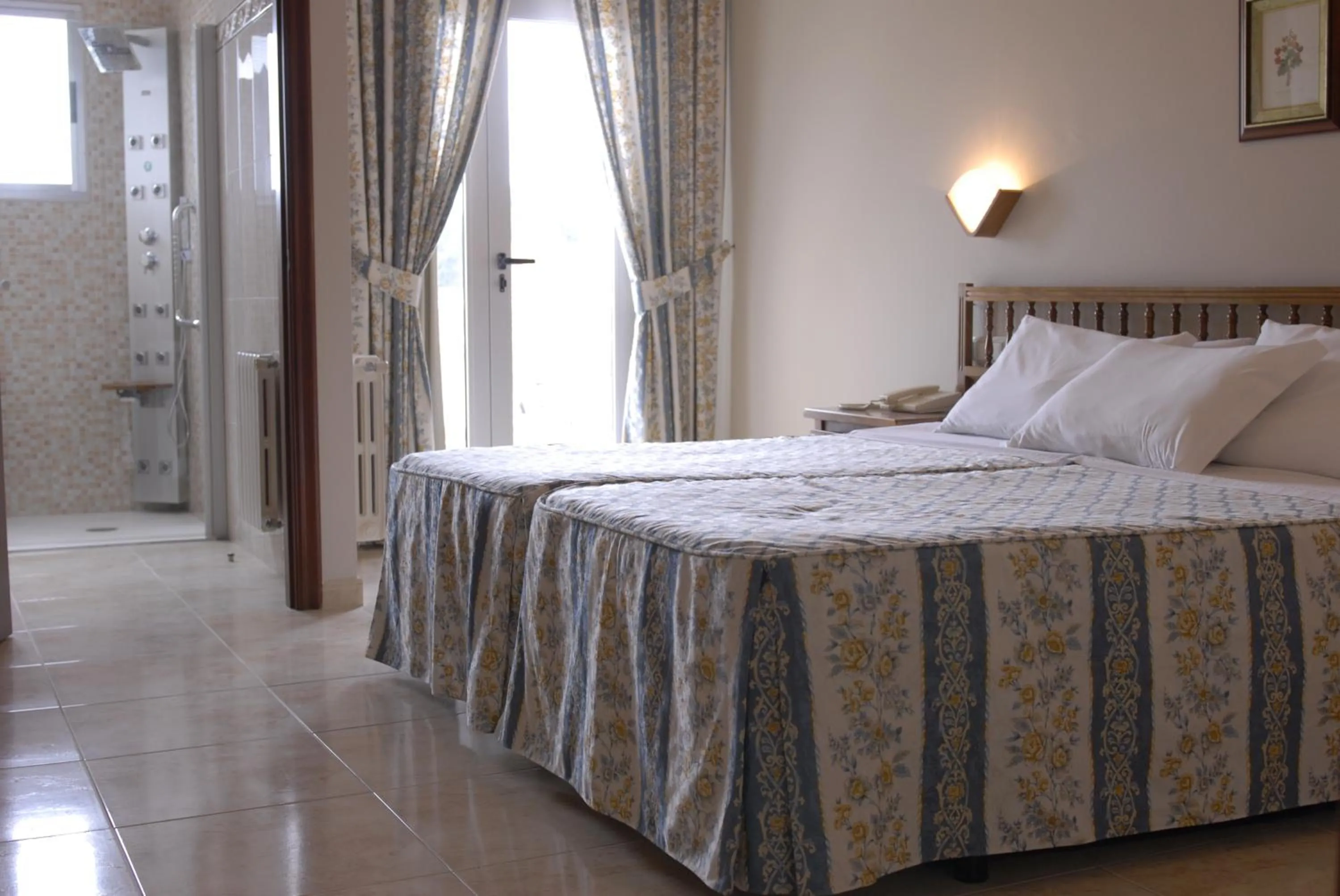 Photo of the whole room, Bed in Hotel Troncoso