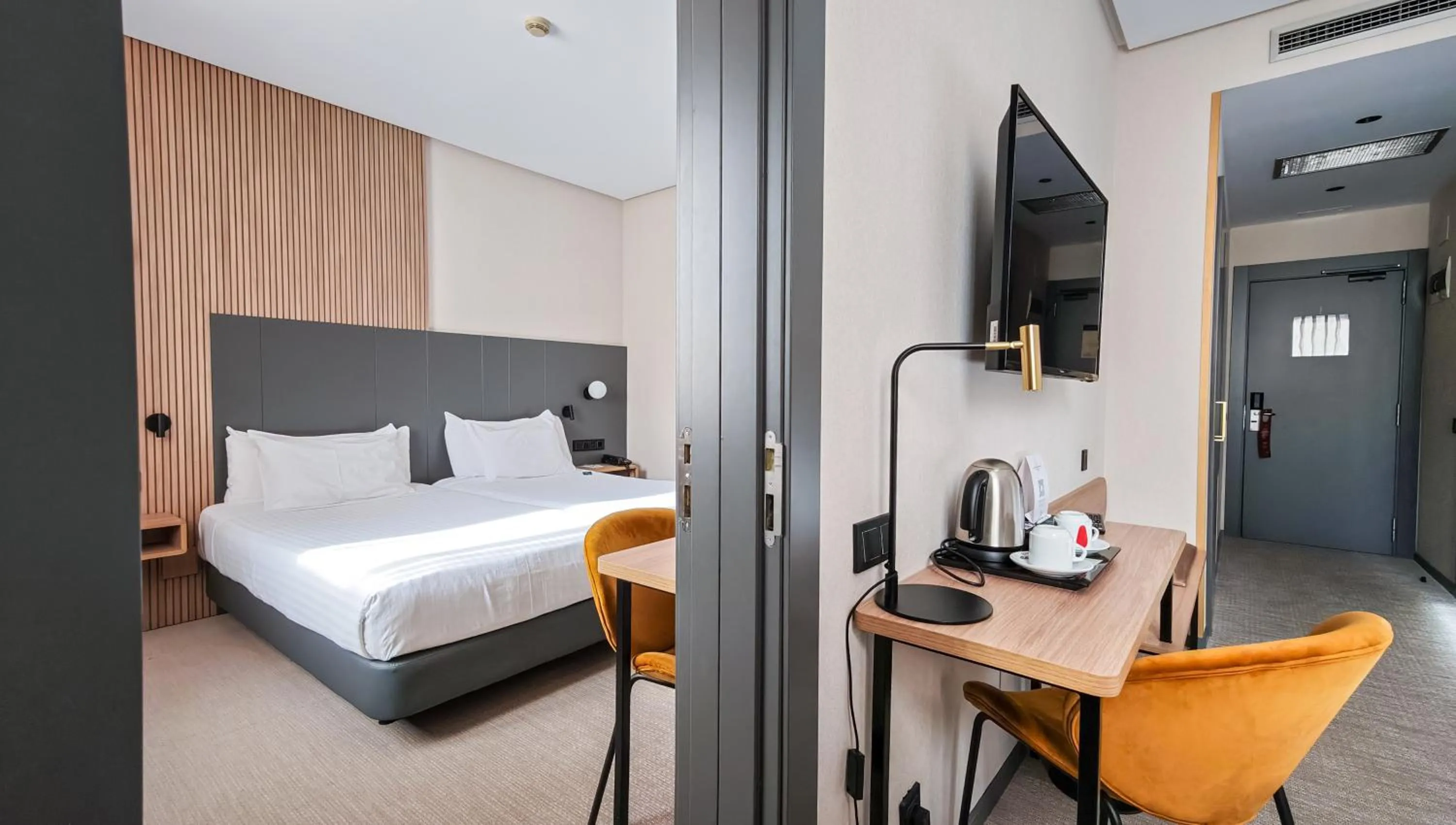 Photo of the whole room, Bed in Silken Ciudad Gijón