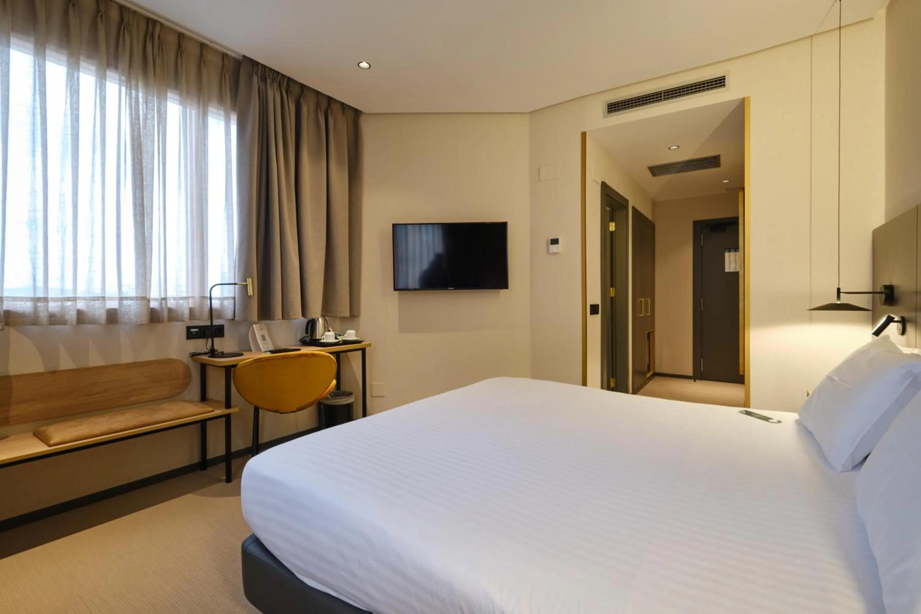 Photo of the whole room, Bed in Silken Ciudad Gijón