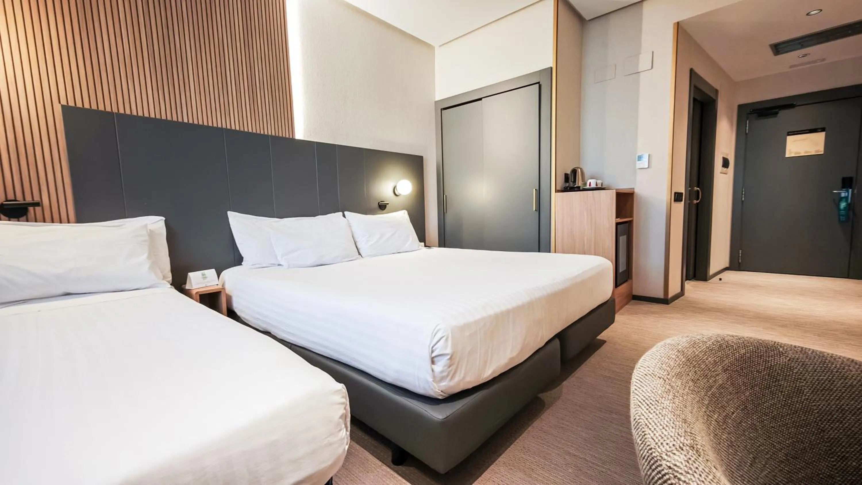 Photo of the whole room, Bed in Silken Ciudad Gijón