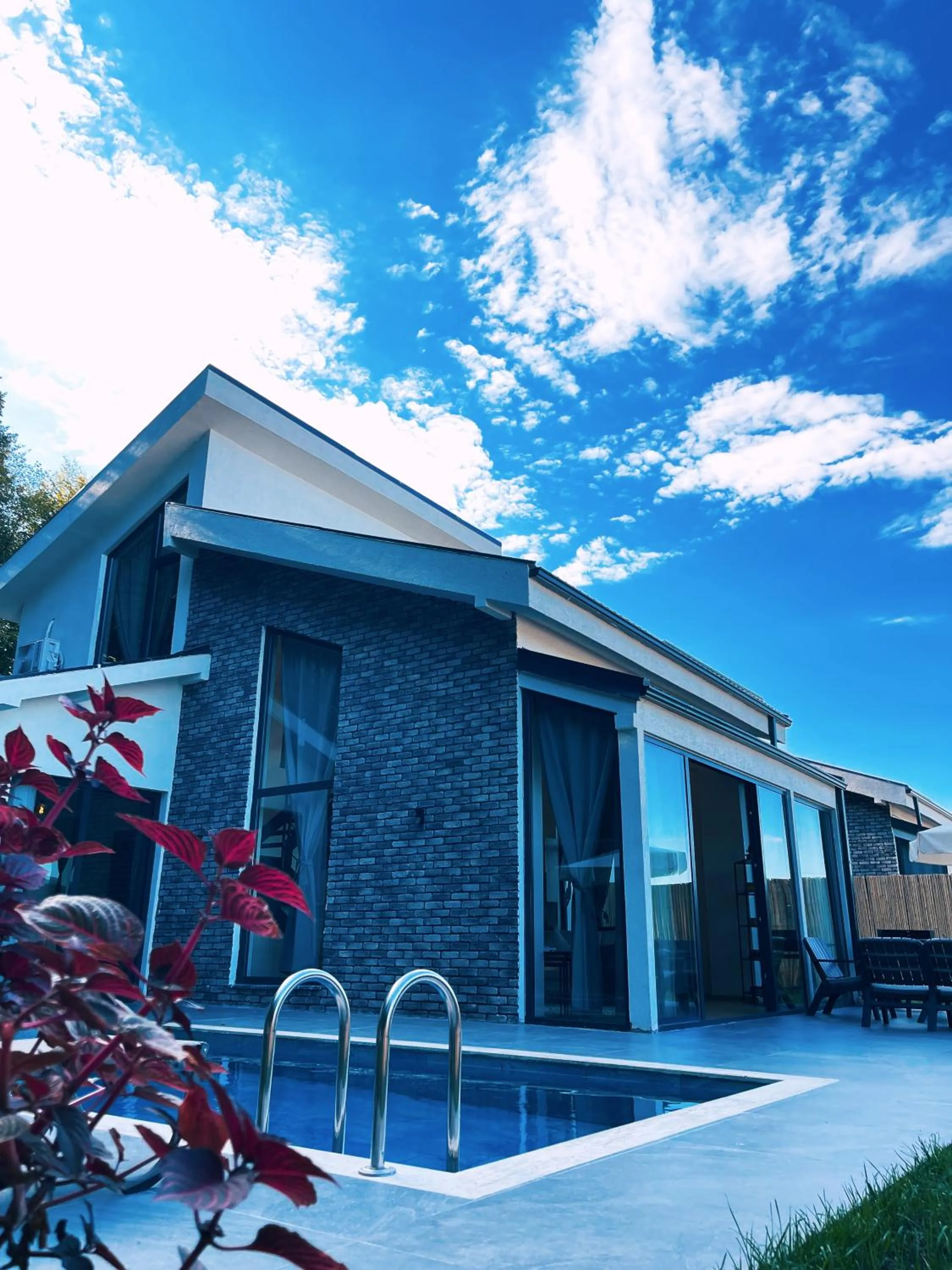 Pool view in New Balturk Villas Sapanca