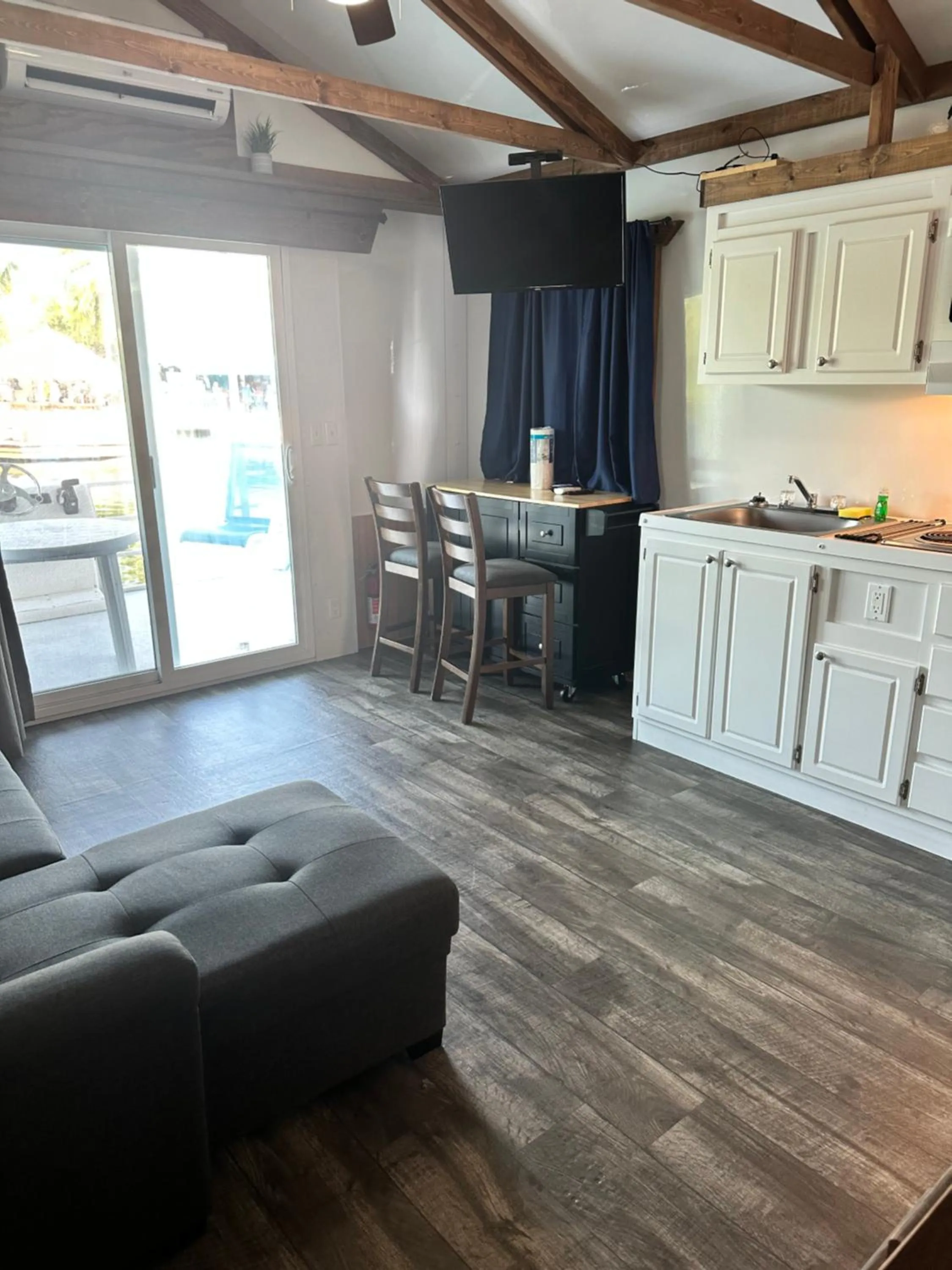 Seating area in Aqua Lodges At Hurricane Hole Marina