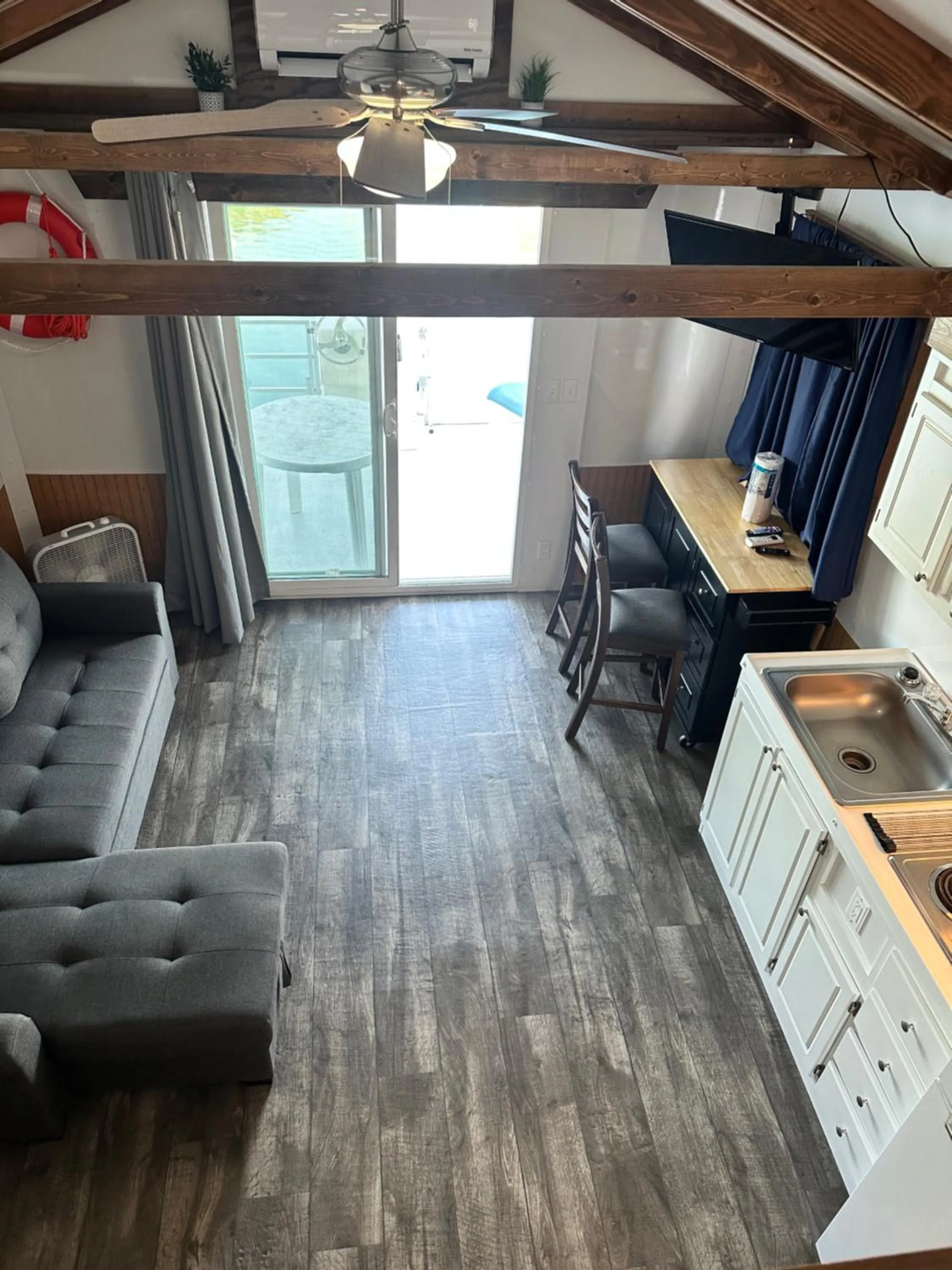 Seating area in Aqua Lodges At Hurricane Hole Marina