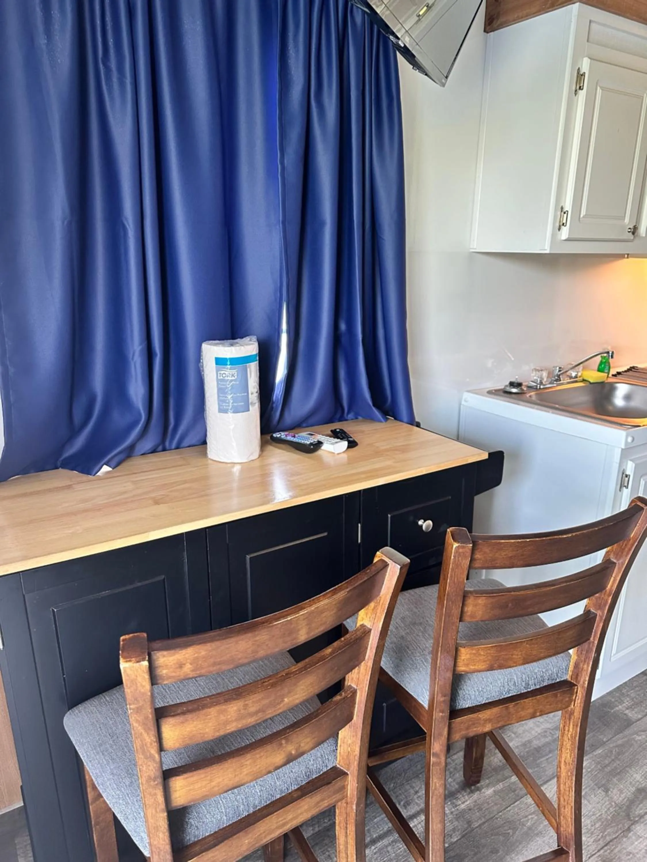 Dining area in Aqua Lodges At Hurricane Hole Marina
