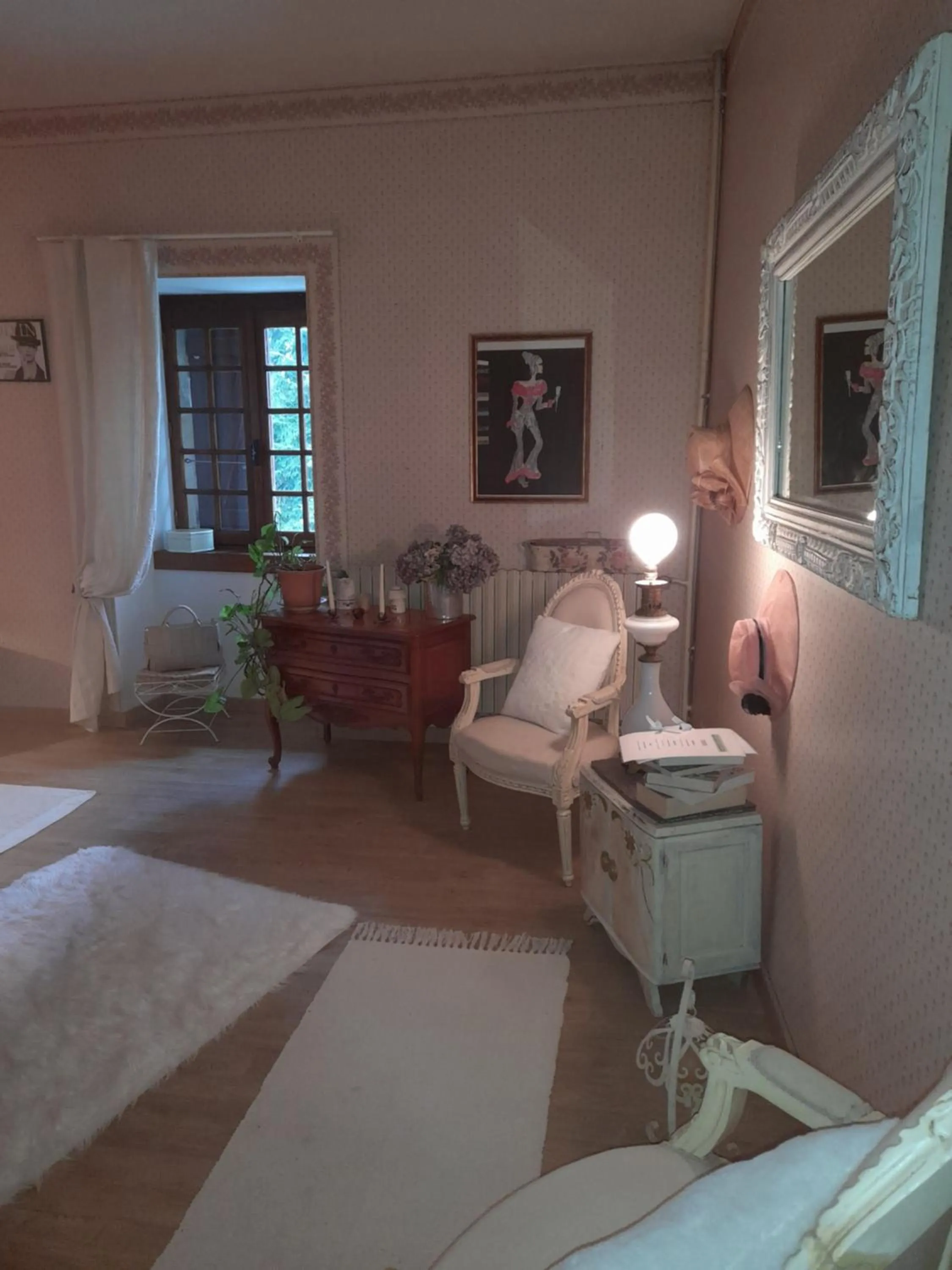 Photo of the whole room, Bed in chambre du jura