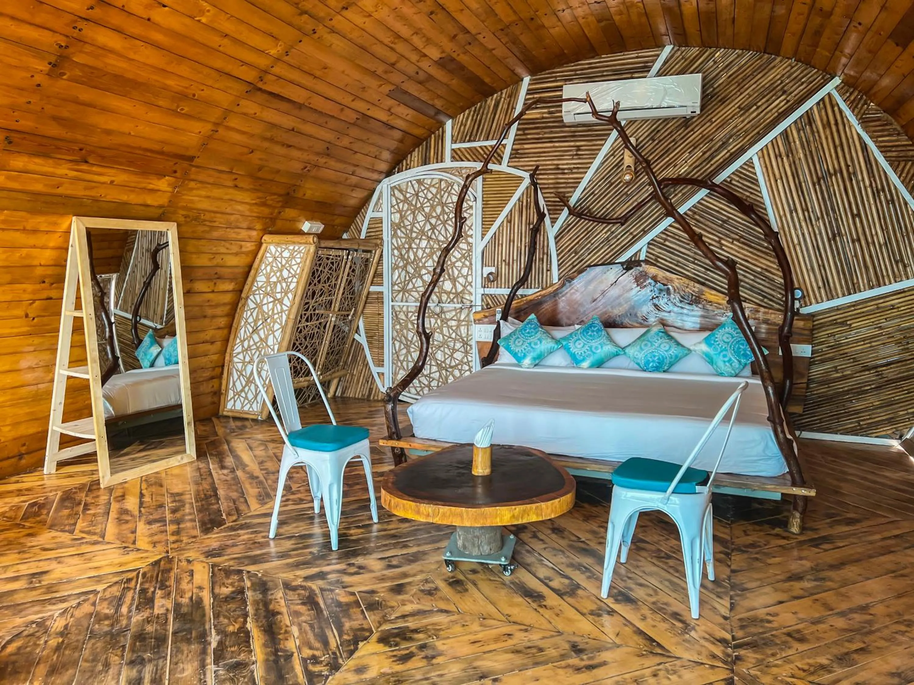 Restaurant/places to eat, Bed in Obrigado by Craftels