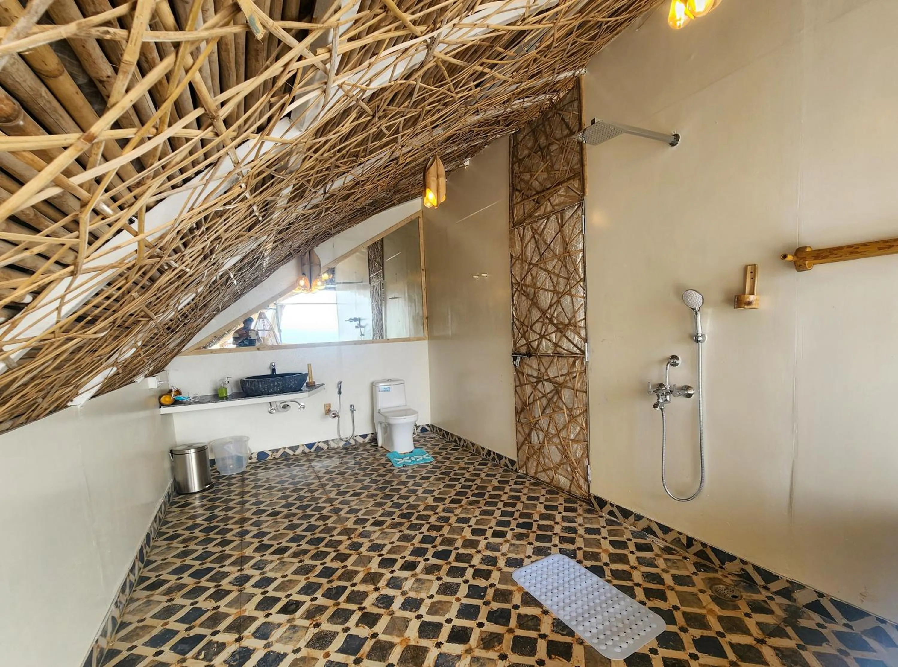 Shower in Obrigado by Craftels