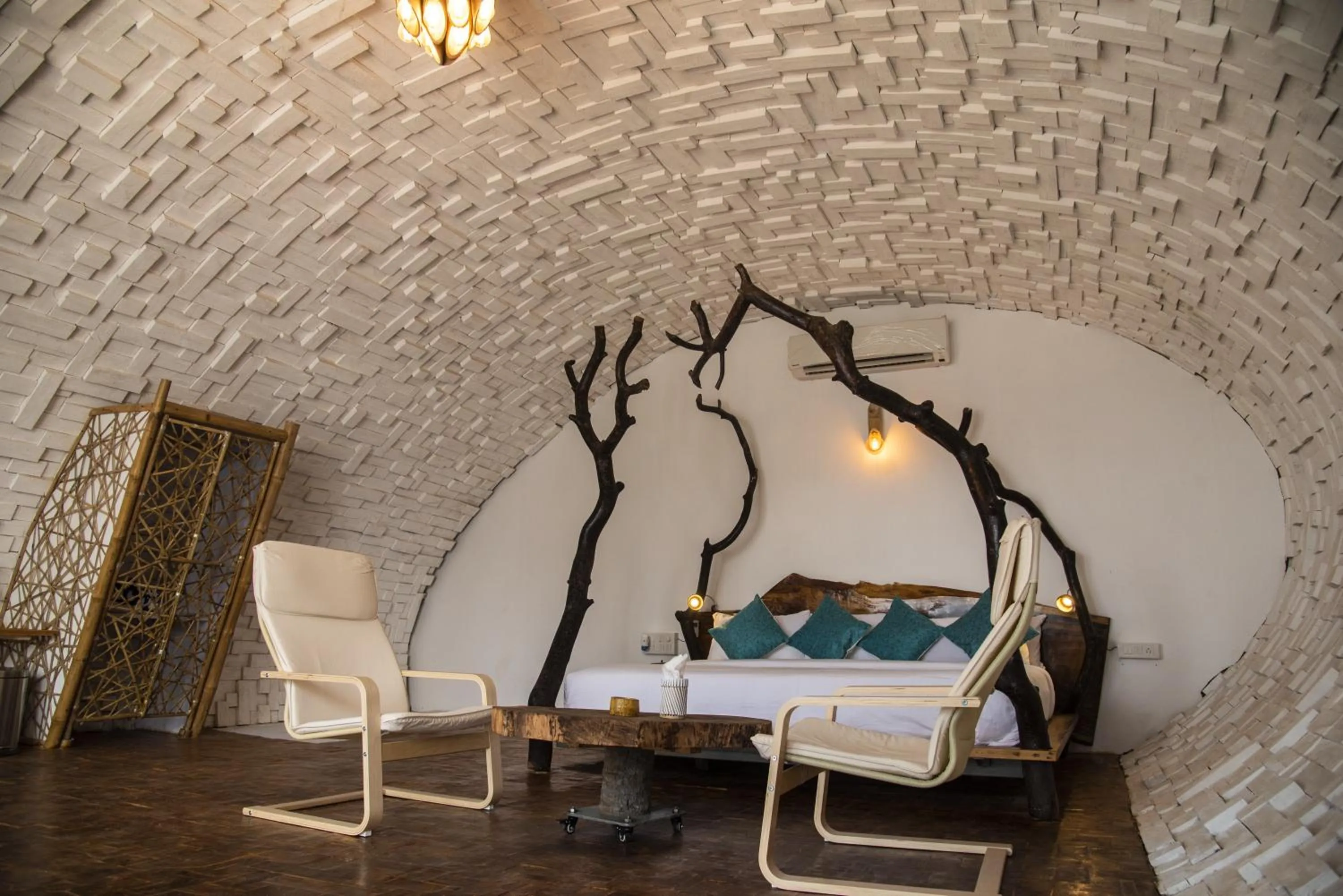 Photo of the whole room in Obrigado by Craftels