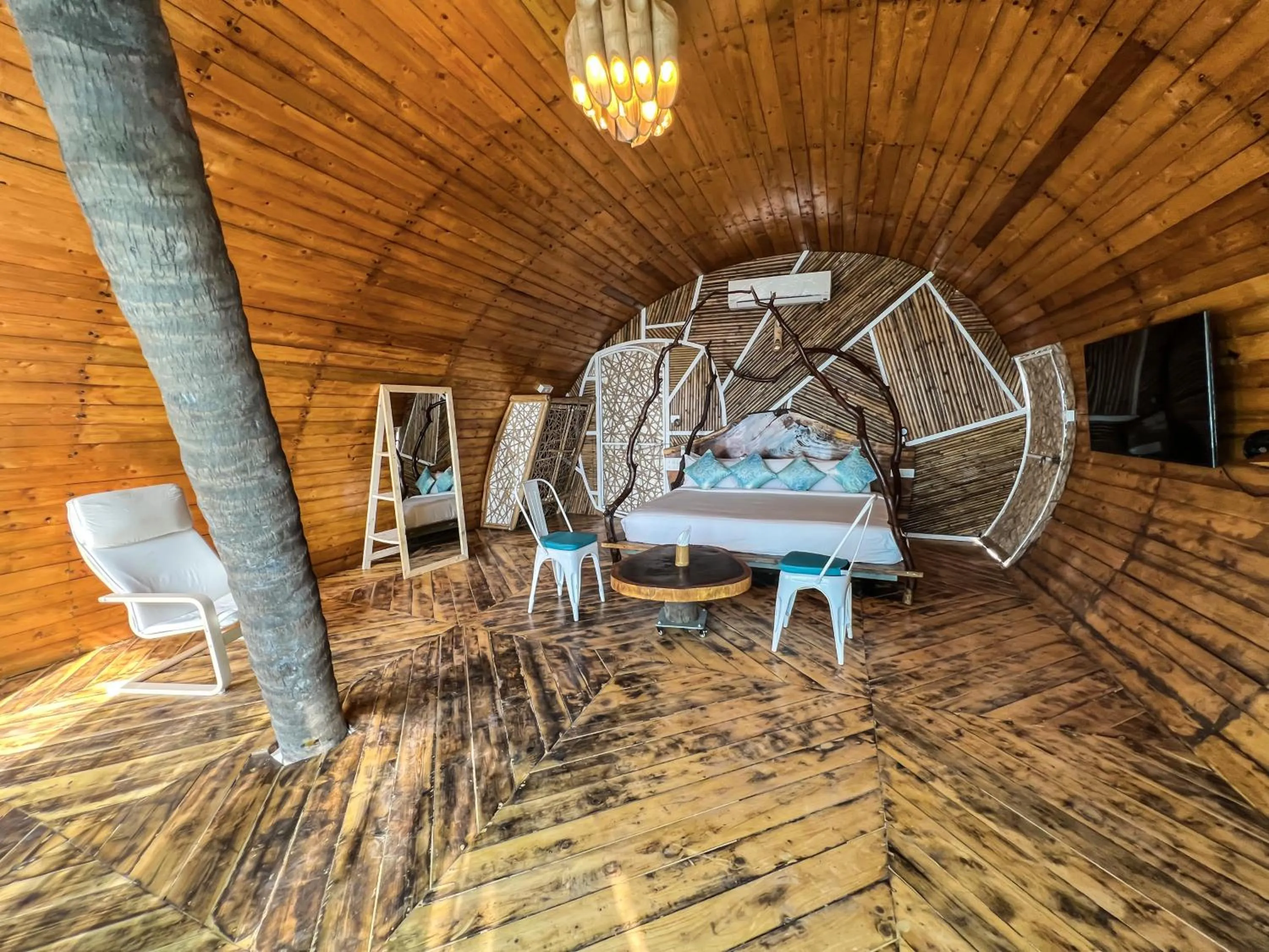 Photo of the whole room in Obrigado by Craftels