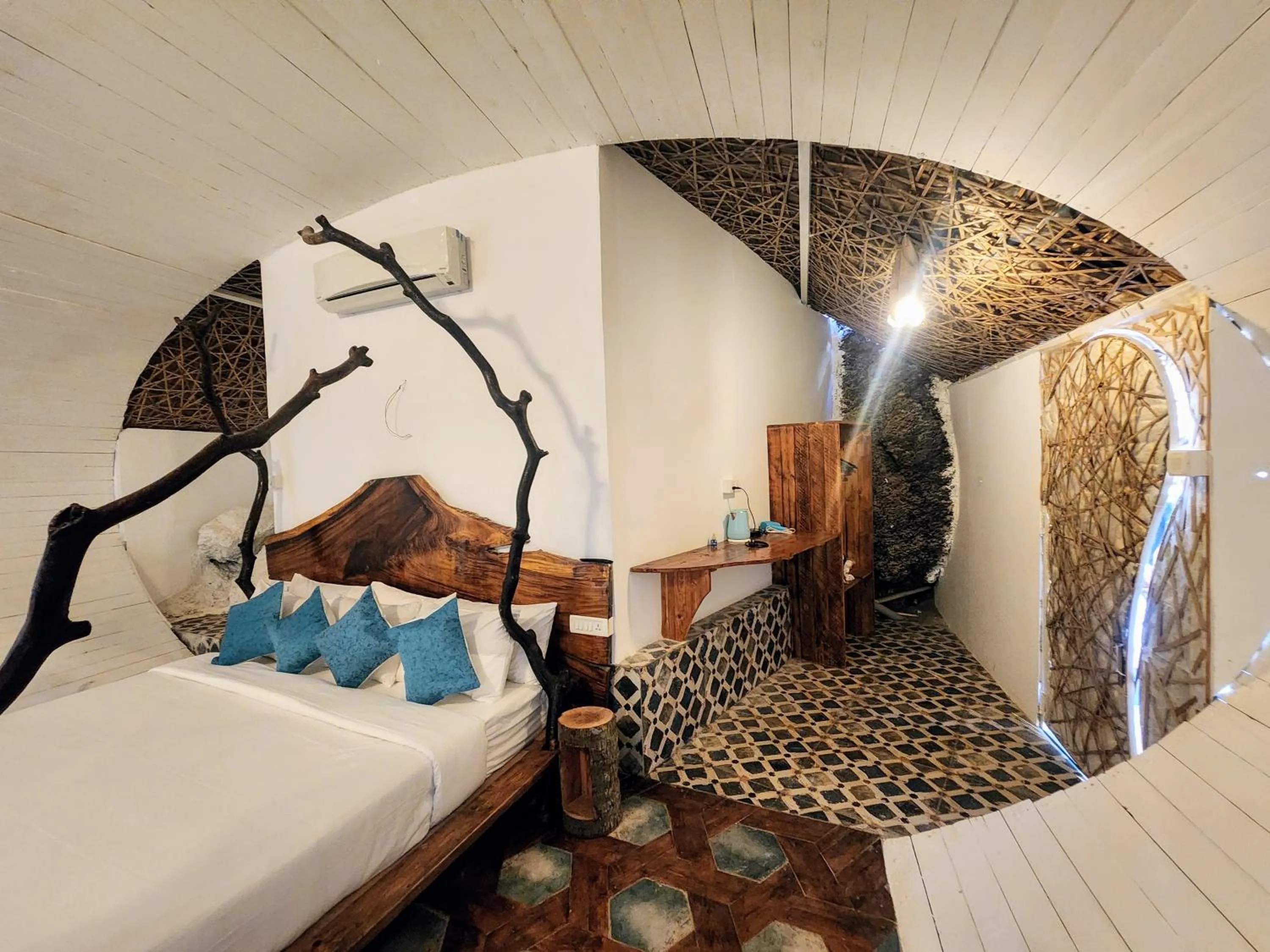 Photo of the whole room, Bed in Obrigado by Craftels