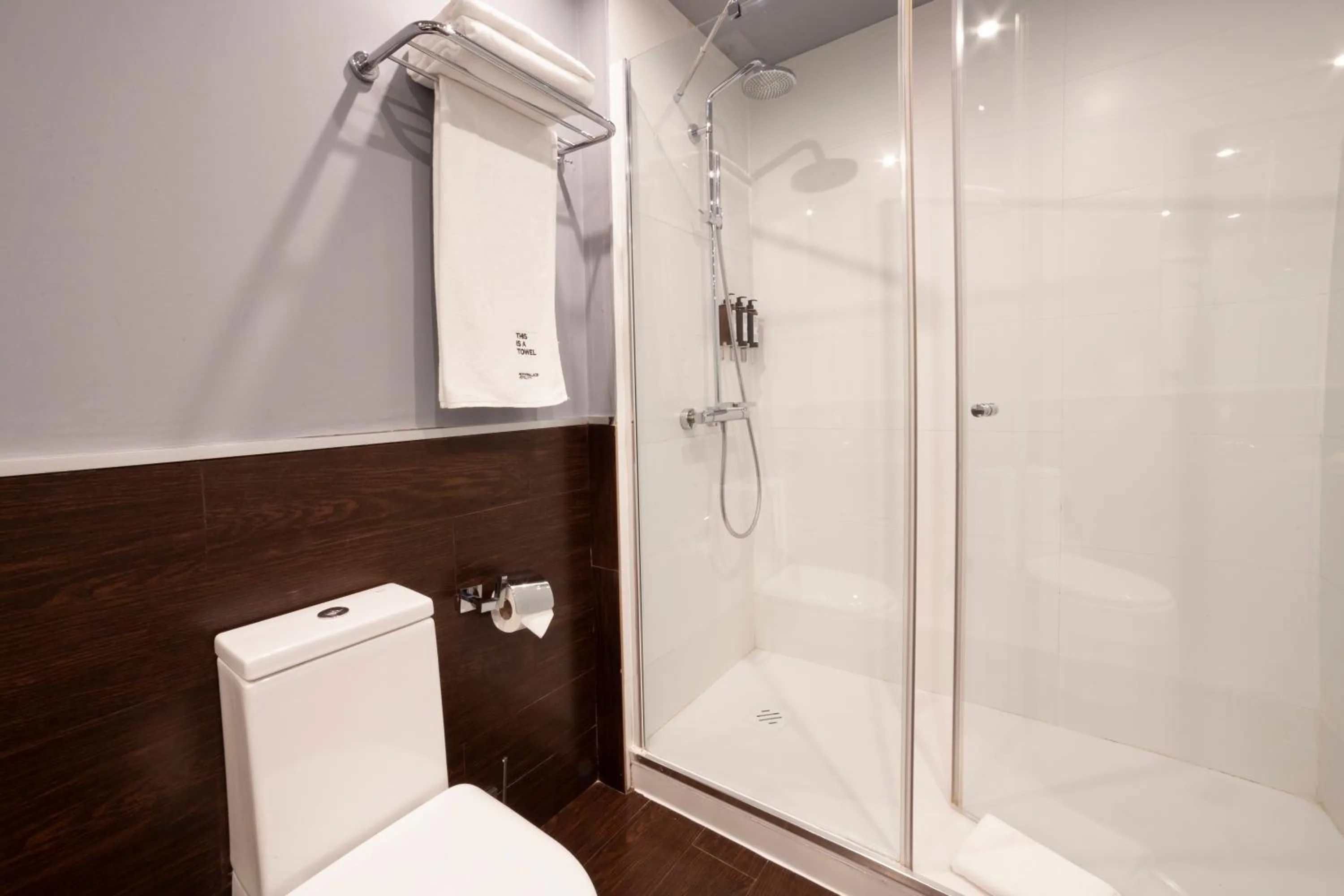 Bathroom in Petit Palace Boqueria Garden