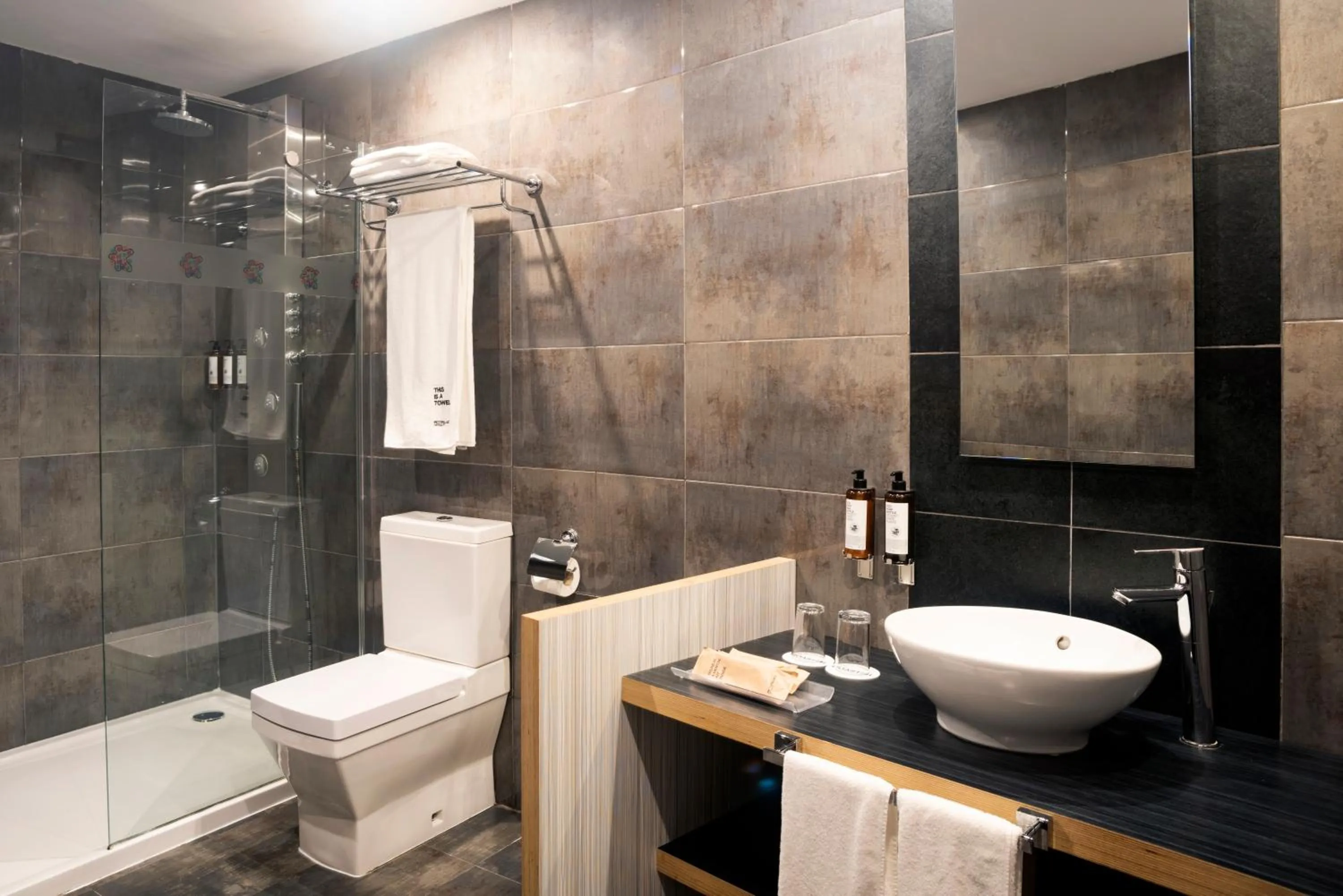 Shower in Petit Palace Boqueria Garden