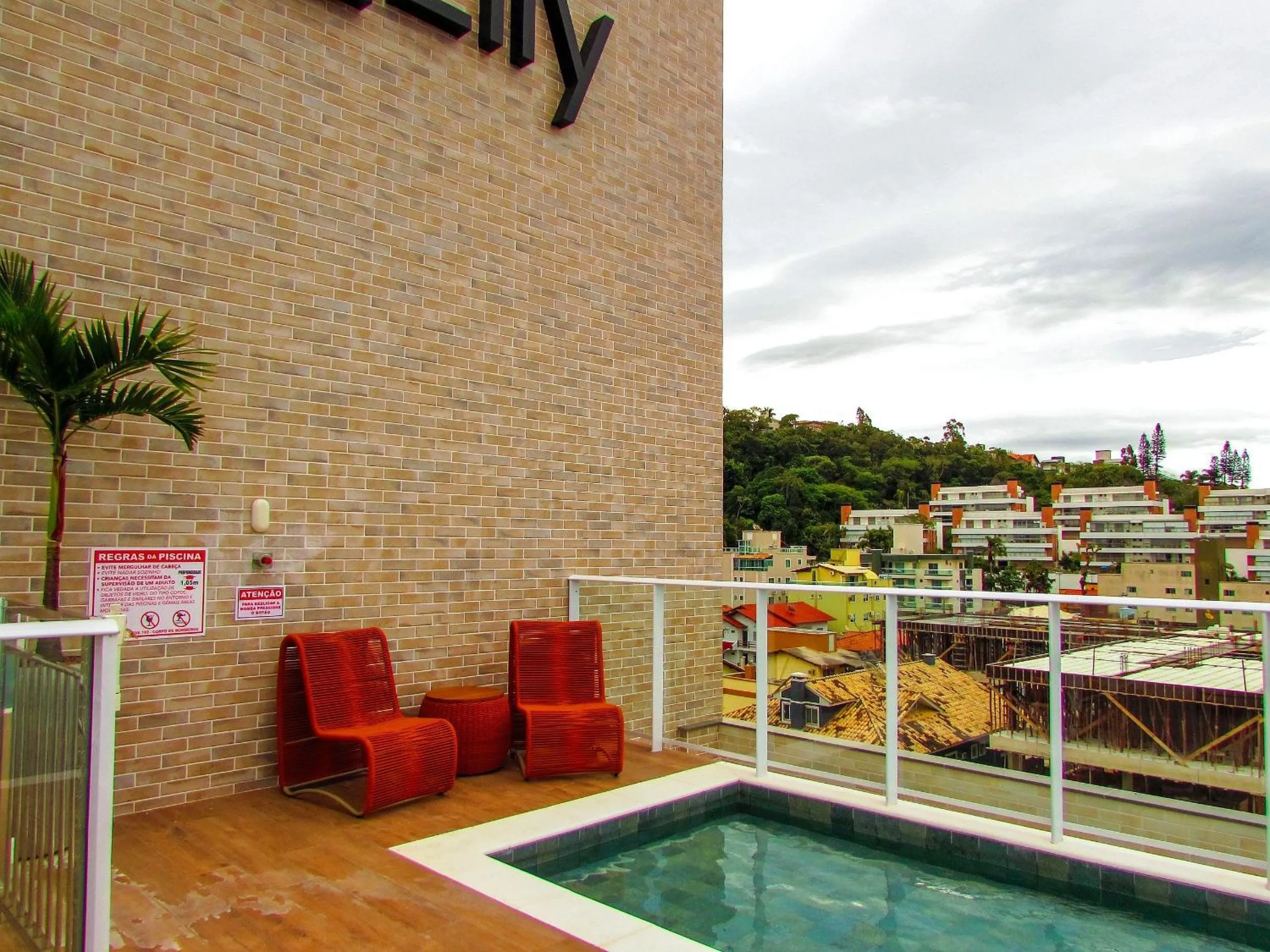 Swimming pool in VDC-225 Moderno monoambiente a pocos mts del mar de Bombinhas