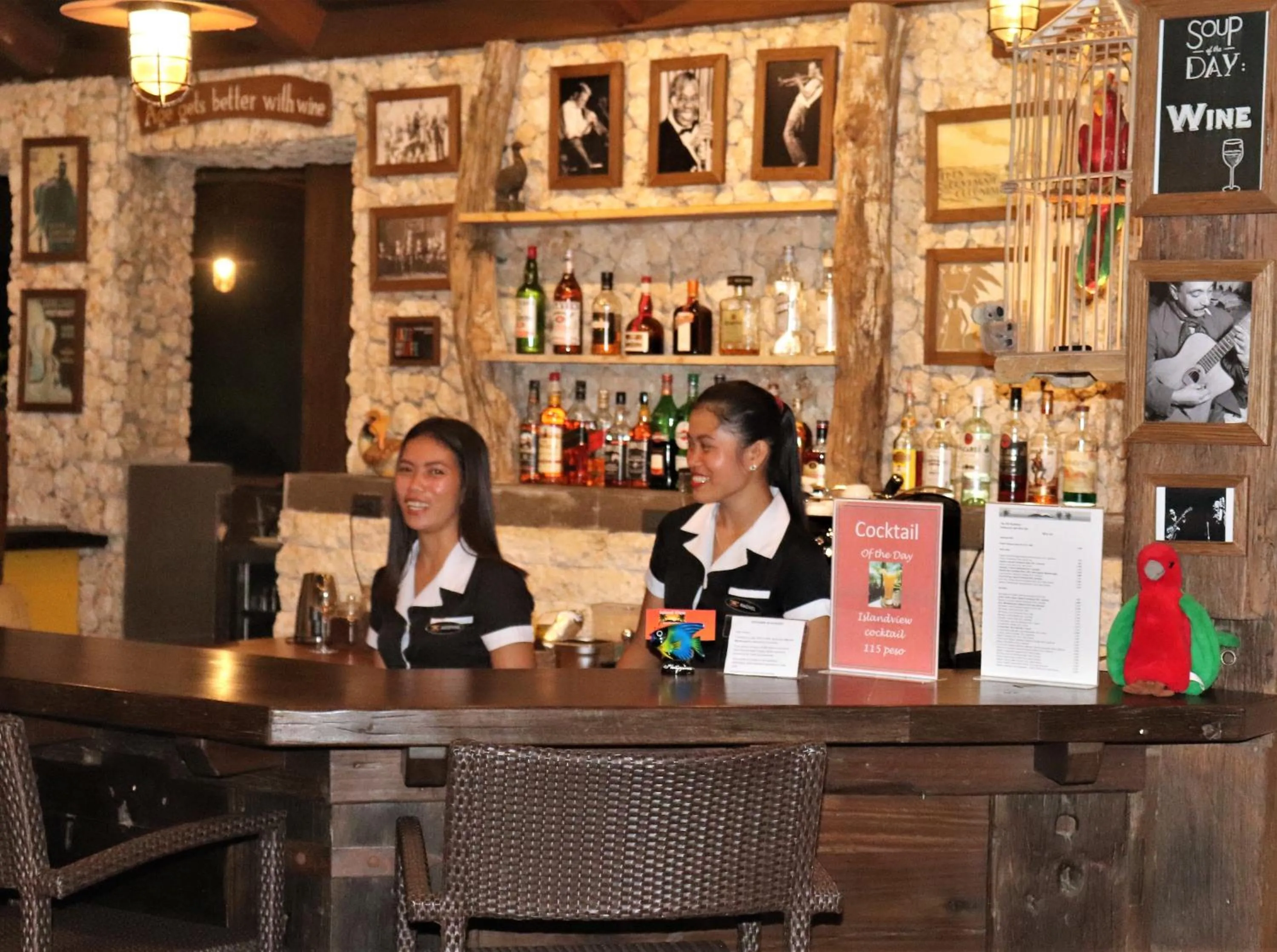 Lounge or bar in Island View Beachfront Resort